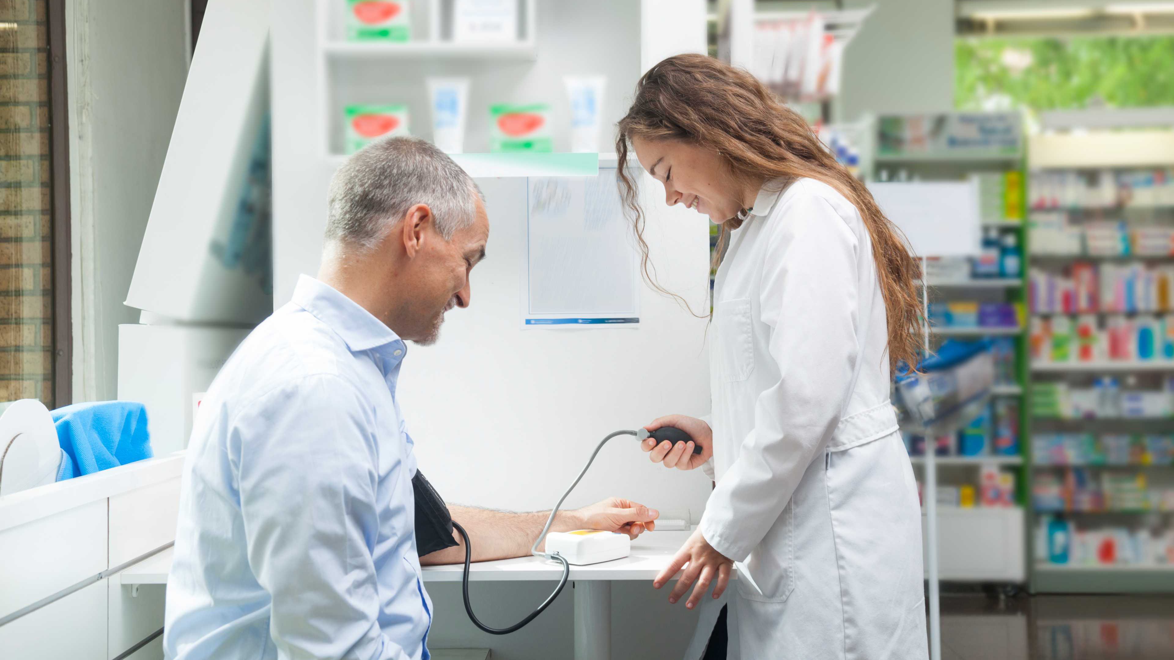 Ein Mann lässt sich in der Apotheke den Blutdruck messen