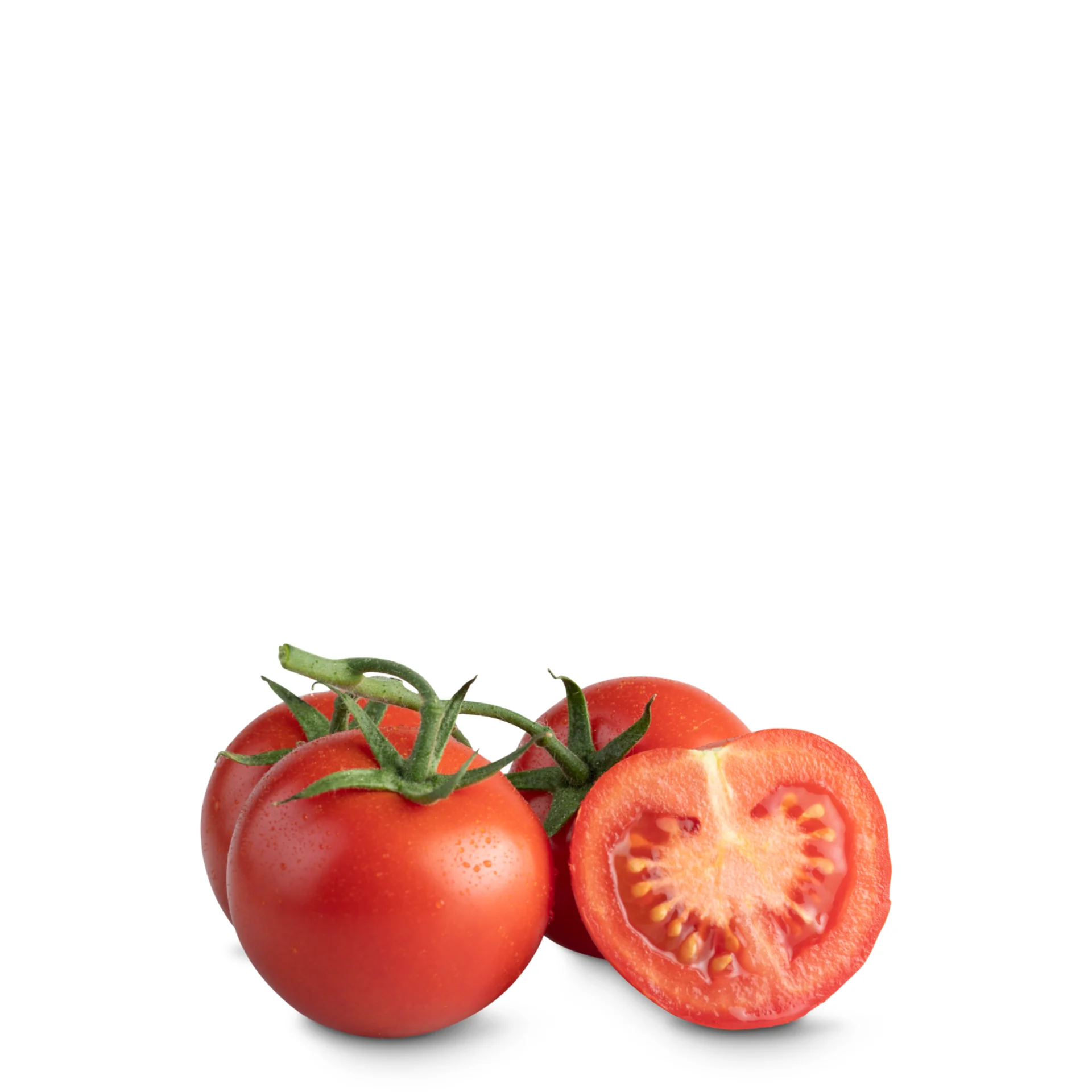 Frische rote Tomaten mit Stielansatz, eine davon halbiert, auf weissem Hintergrund – aromatisches Gemüse für Küche und Salate.