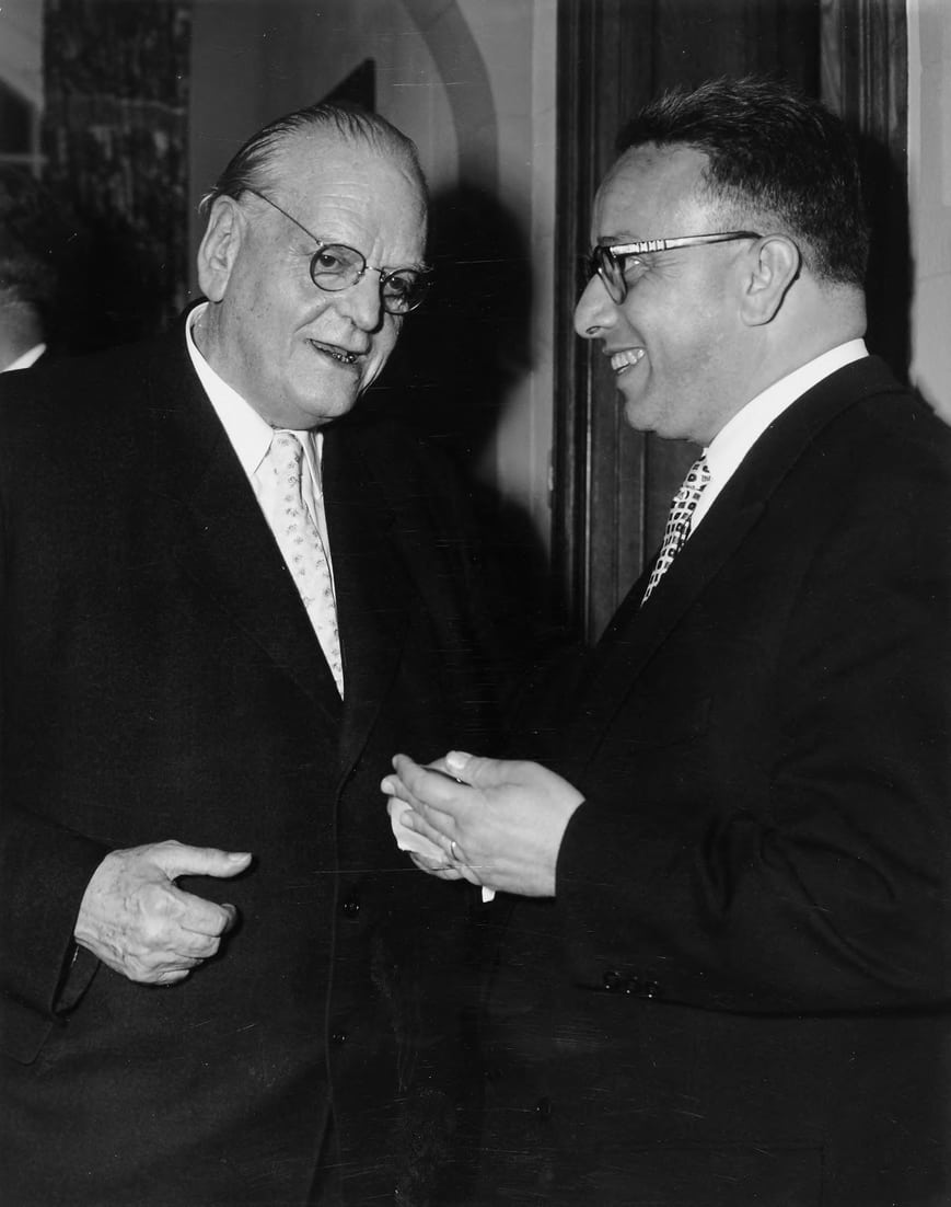 Gottlieb Duttweiler im Gespräch mit dem Institutsleiter J. C. Somogyi (ca. 1959).  [MGB_Dok_Fo_112002]