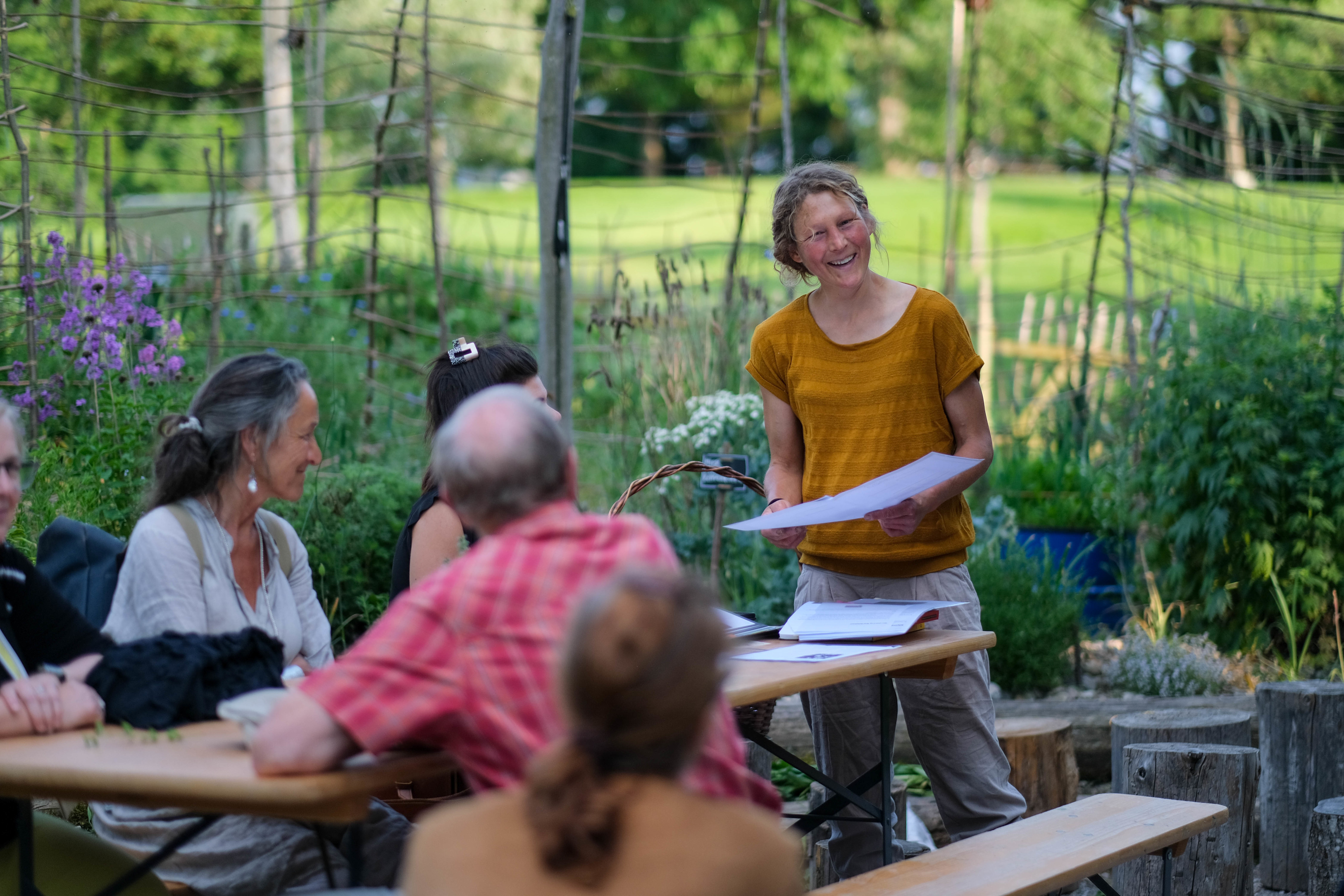 Les visiteurs et visiteuses découvrent les jardins proches de la nature dans le parc du Gurten