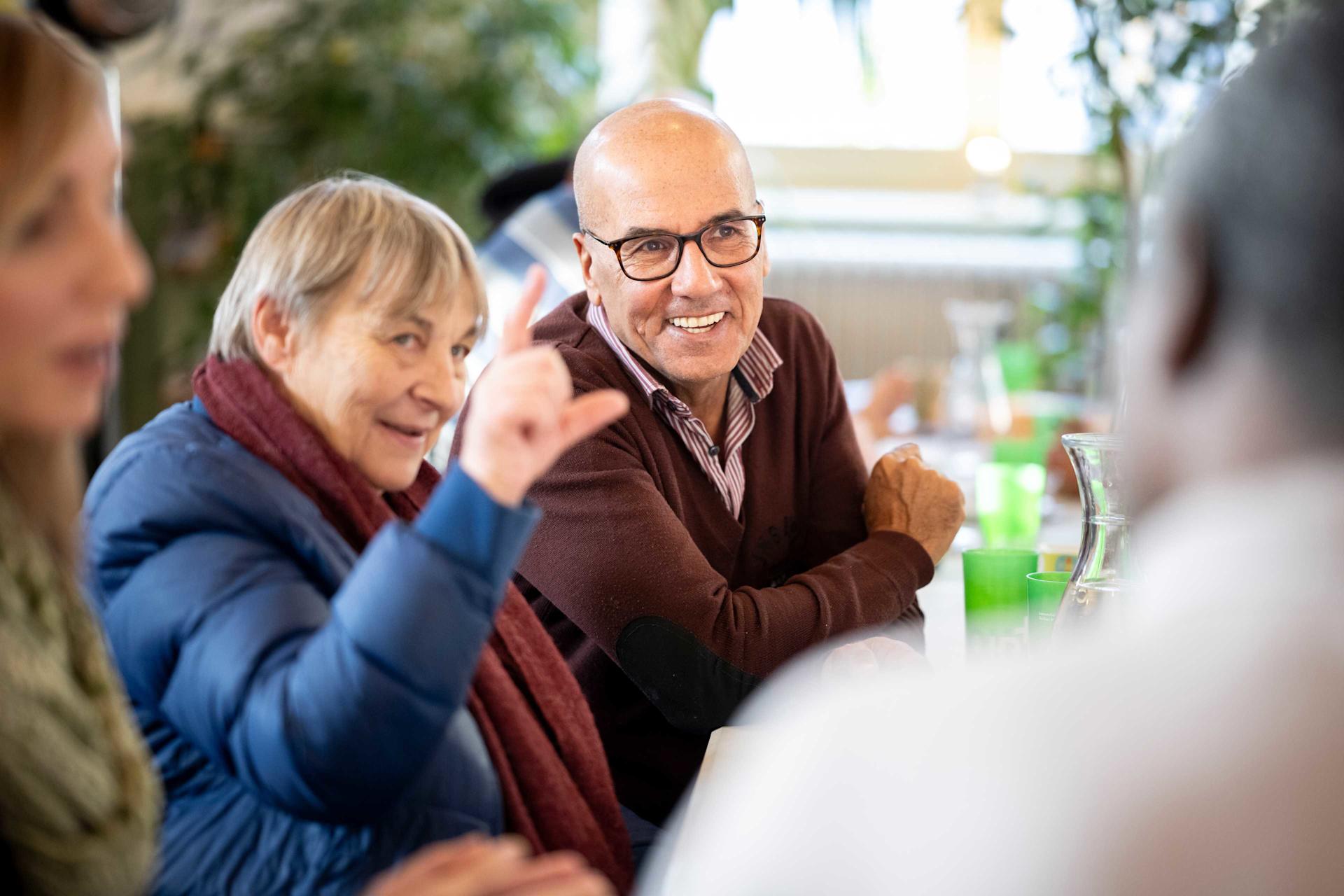 Kassem Al Baridi im Gespräch mit Senioren