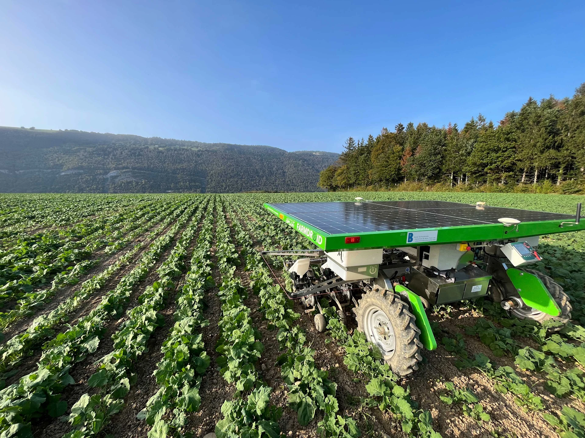 The Farmdroid field robot sows, weeds and sprays plant protection products in a targeted way.