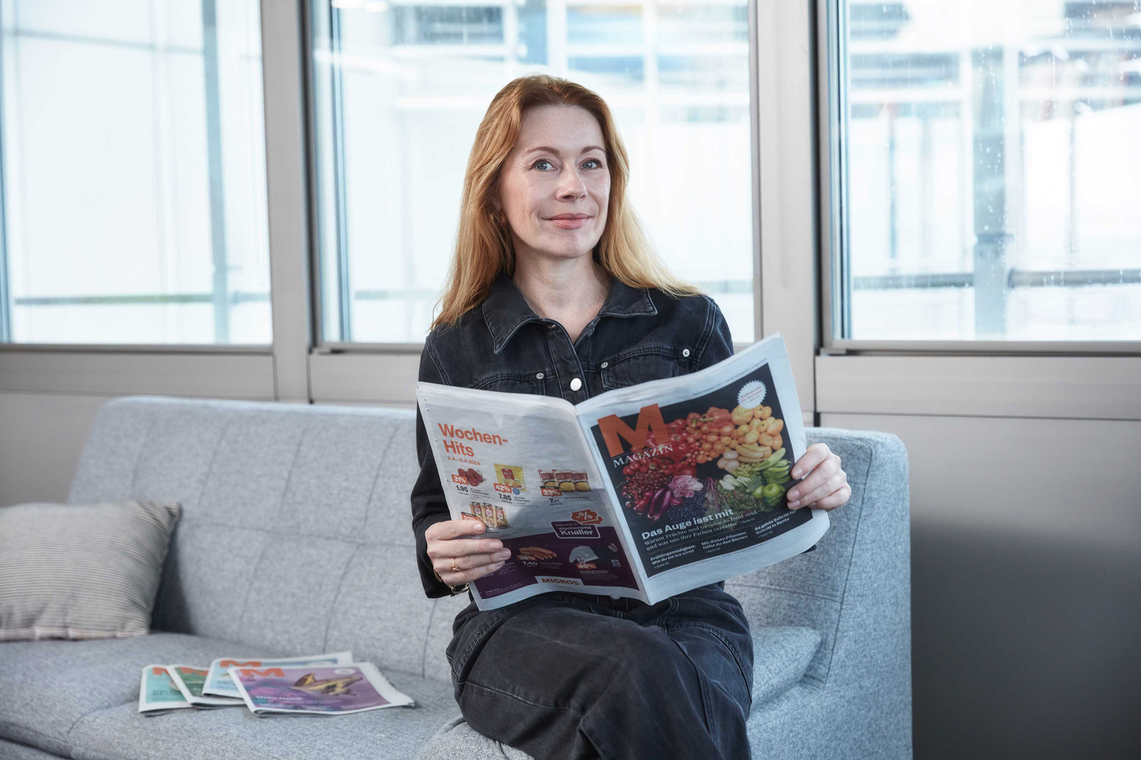 Sabine Wittwer avec le magazine Migros à la main