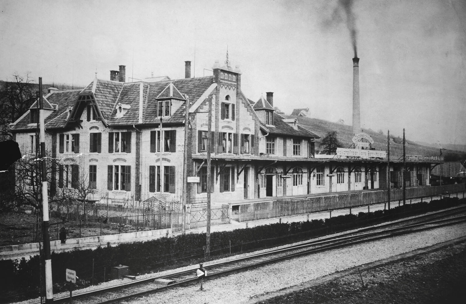 Une photographie en noir et blanc d'un bâtiment d'usine.