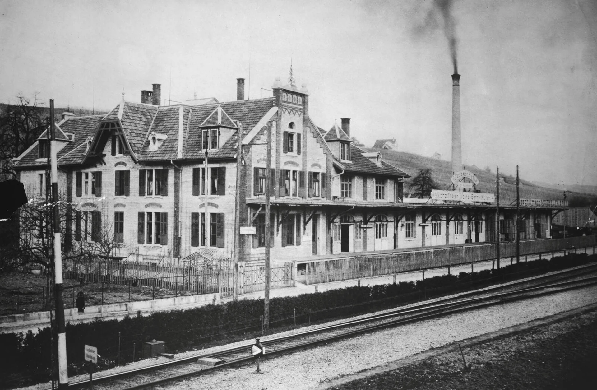 Une photographie en noir et blanc d'un bâtiment d'usine.