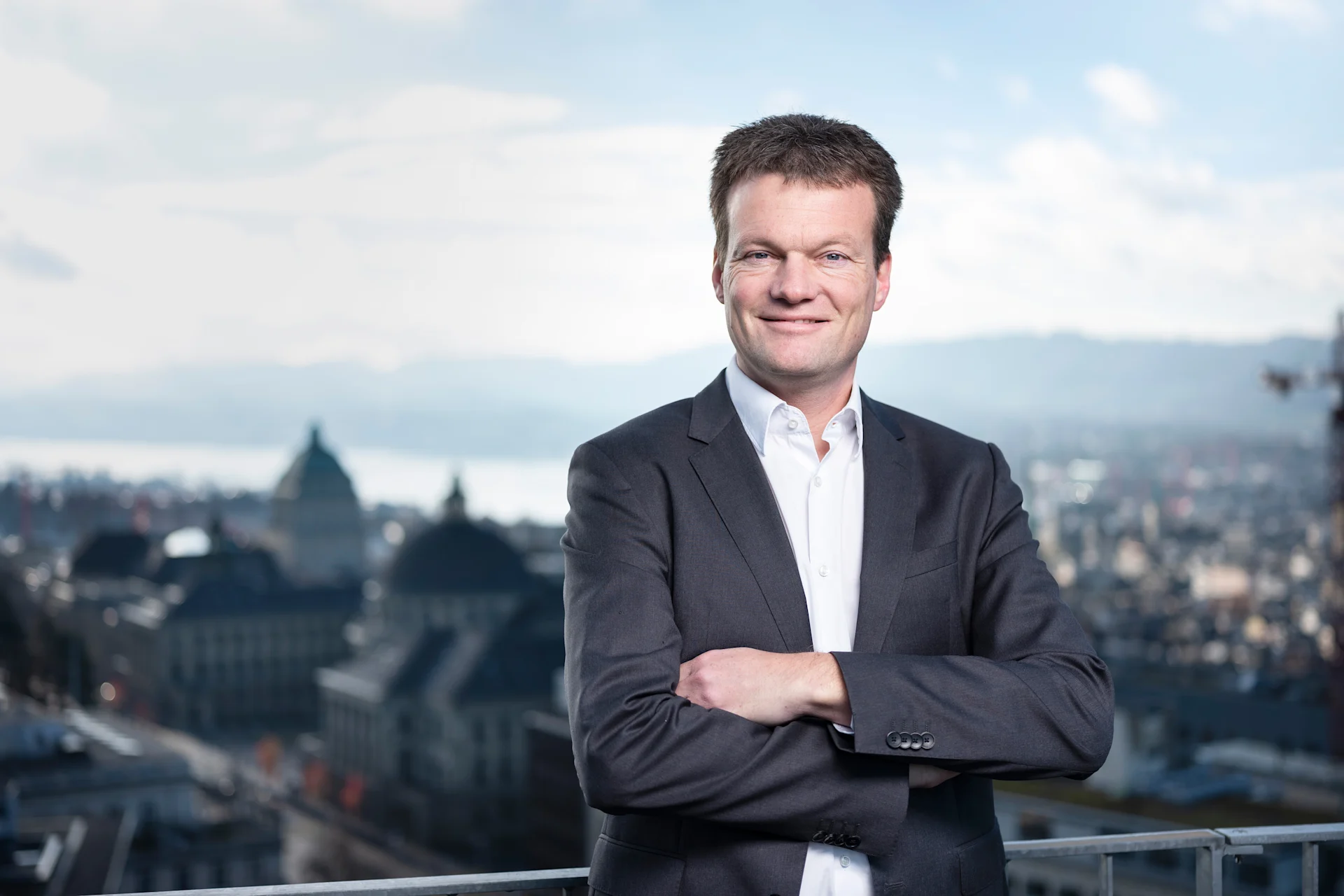 Der Klimawandel zeigt bereits Auswirkungen Portrait von Reto Knutti auf einer Dachterasse