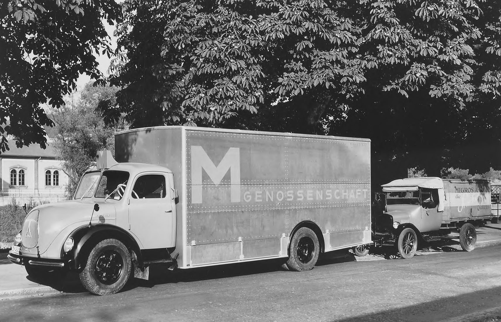Magirus-Deutz sales van (second generation 1949) and a Ford T on the right.