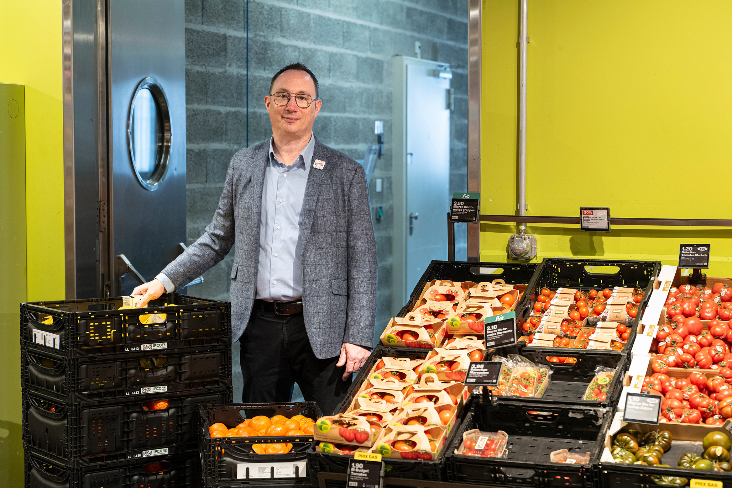 Philippe Schmid in einer Migros Filiale