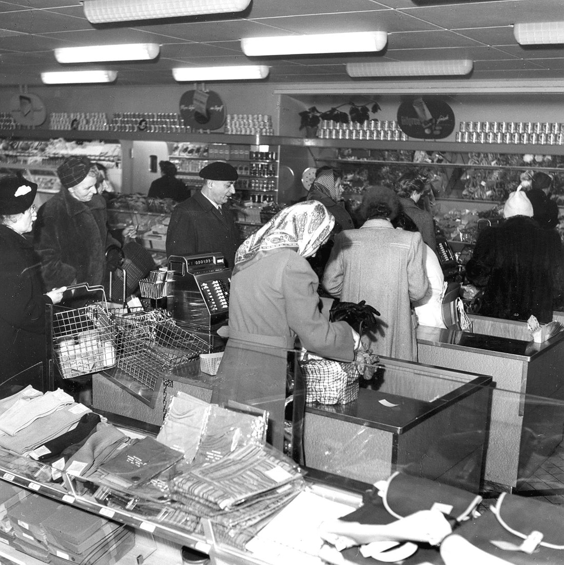 5-MGB-ZH-Bucheggstrasse-130-Kassen-Menschen_6