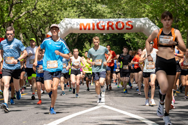 Bild einer Läuferin auf der Zielgeraden