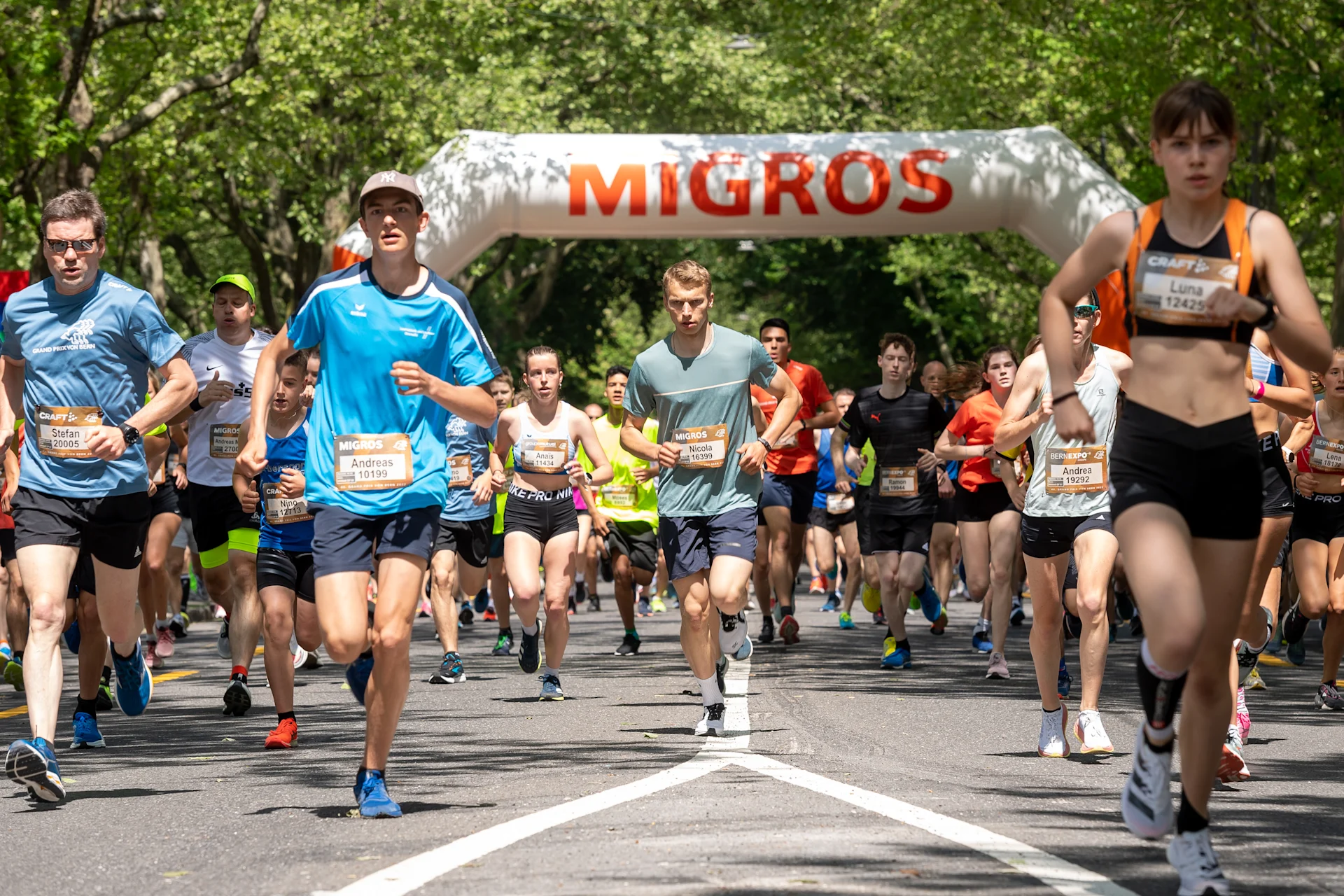 Bild einer Läuferin auf der Zielgeraden