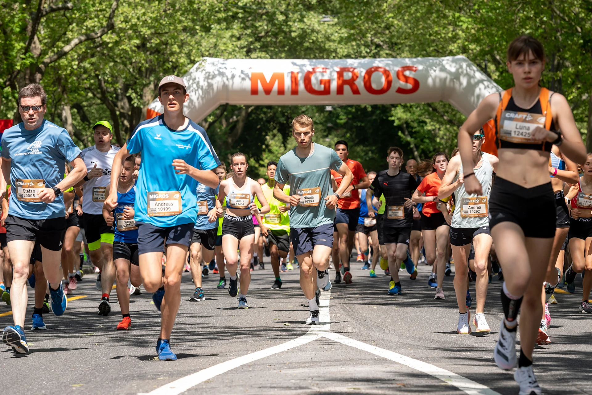 Bild einer Läuferin auf der Zielgeraden