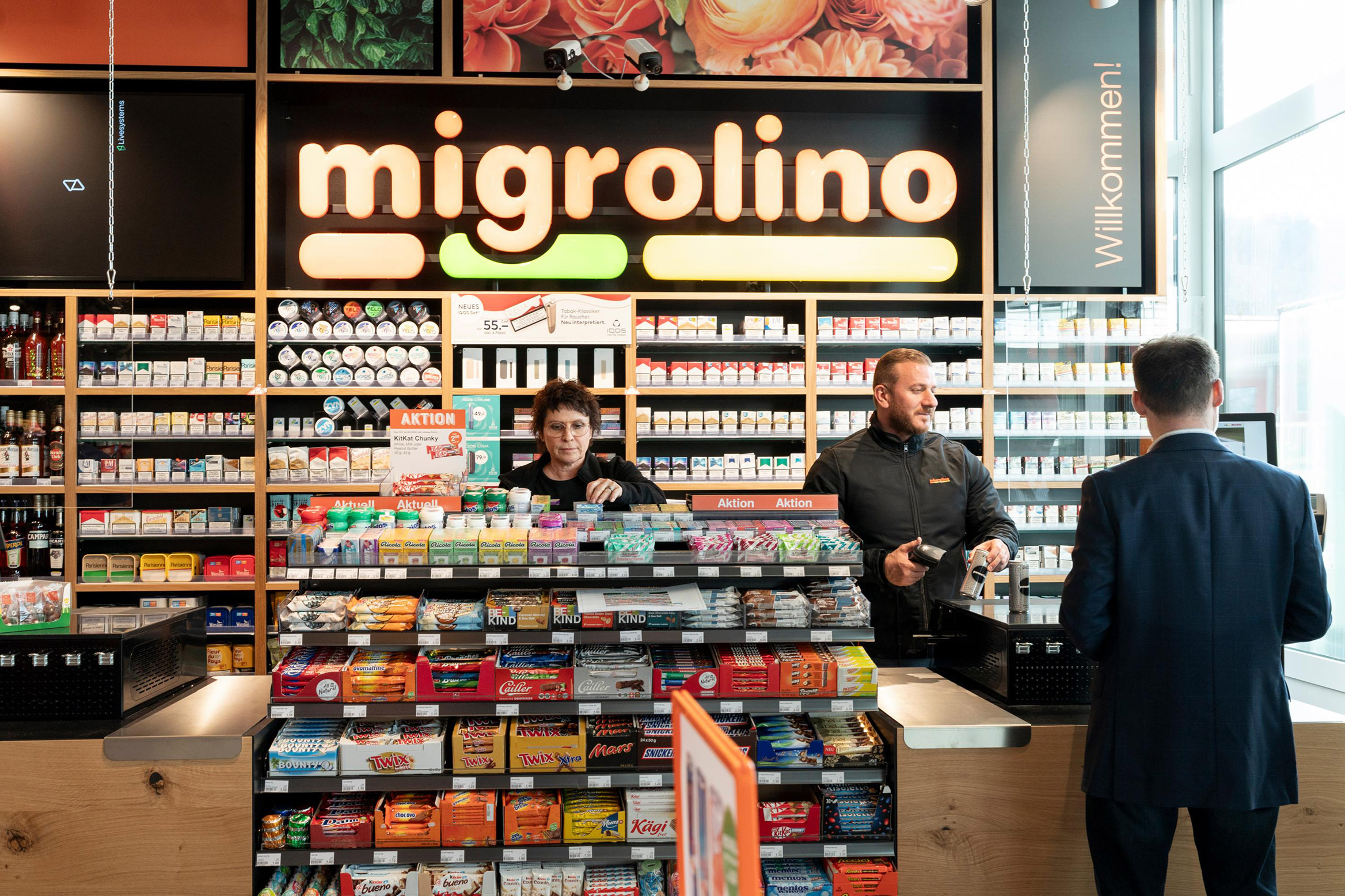 Kassenbereich und Verkaufspersonal in einer migrolino Filiale