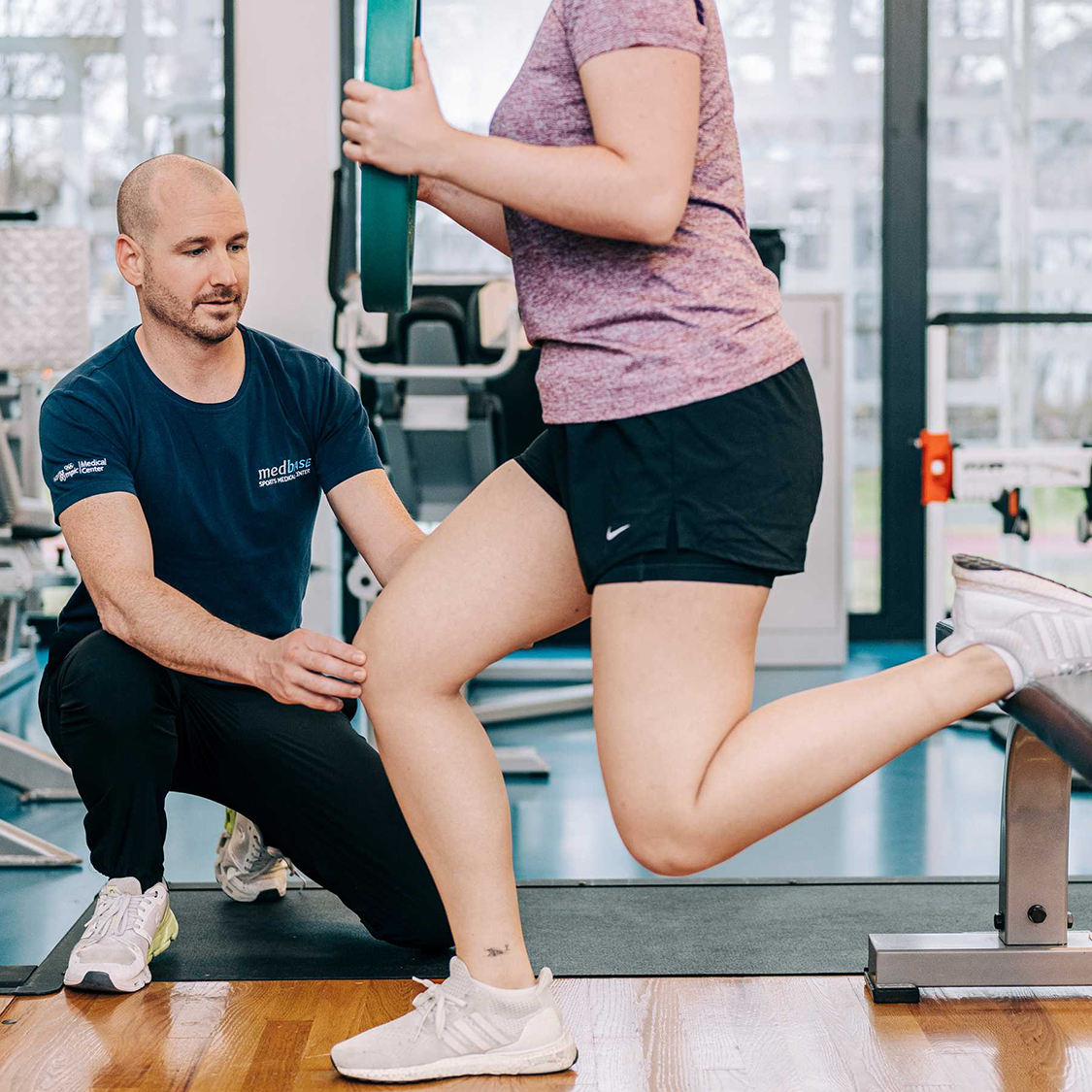 Una donna si allena con un istruttore in un centro fitness.