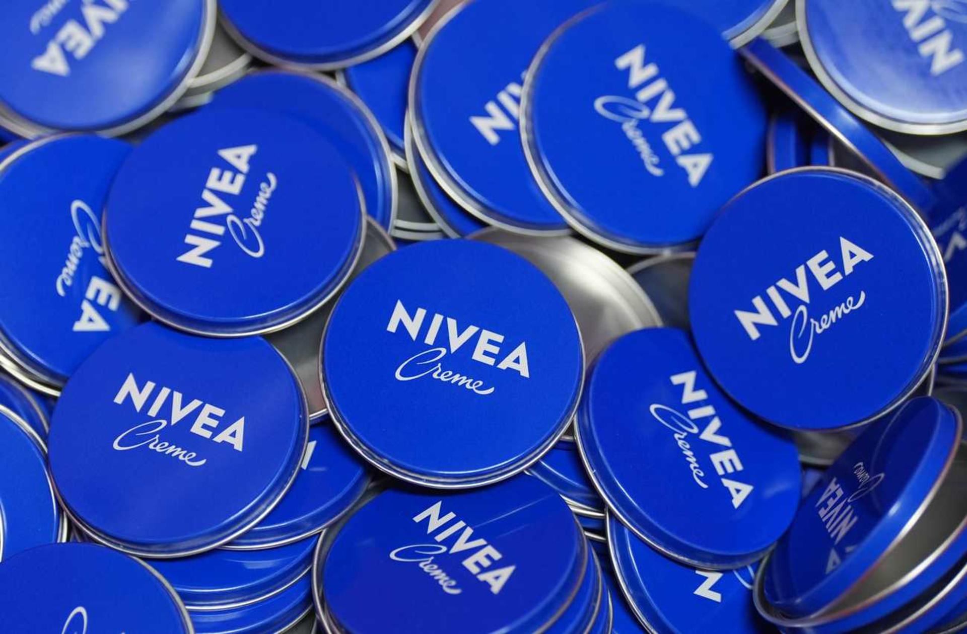 Barattoli di crema Nivea blu vuoti