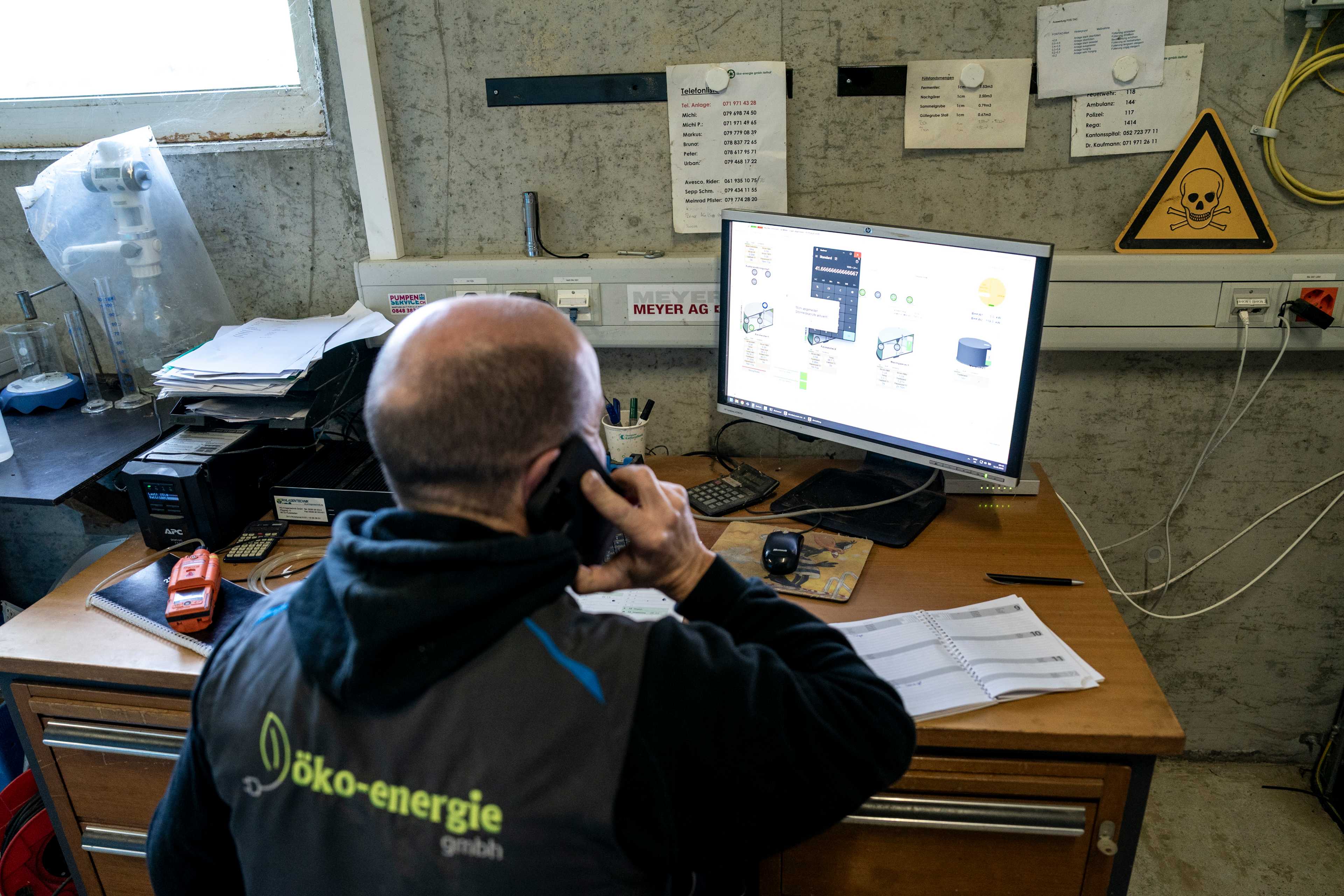 Michael Müller è al telefono nel suo ufficio e guarda uno schermo.
