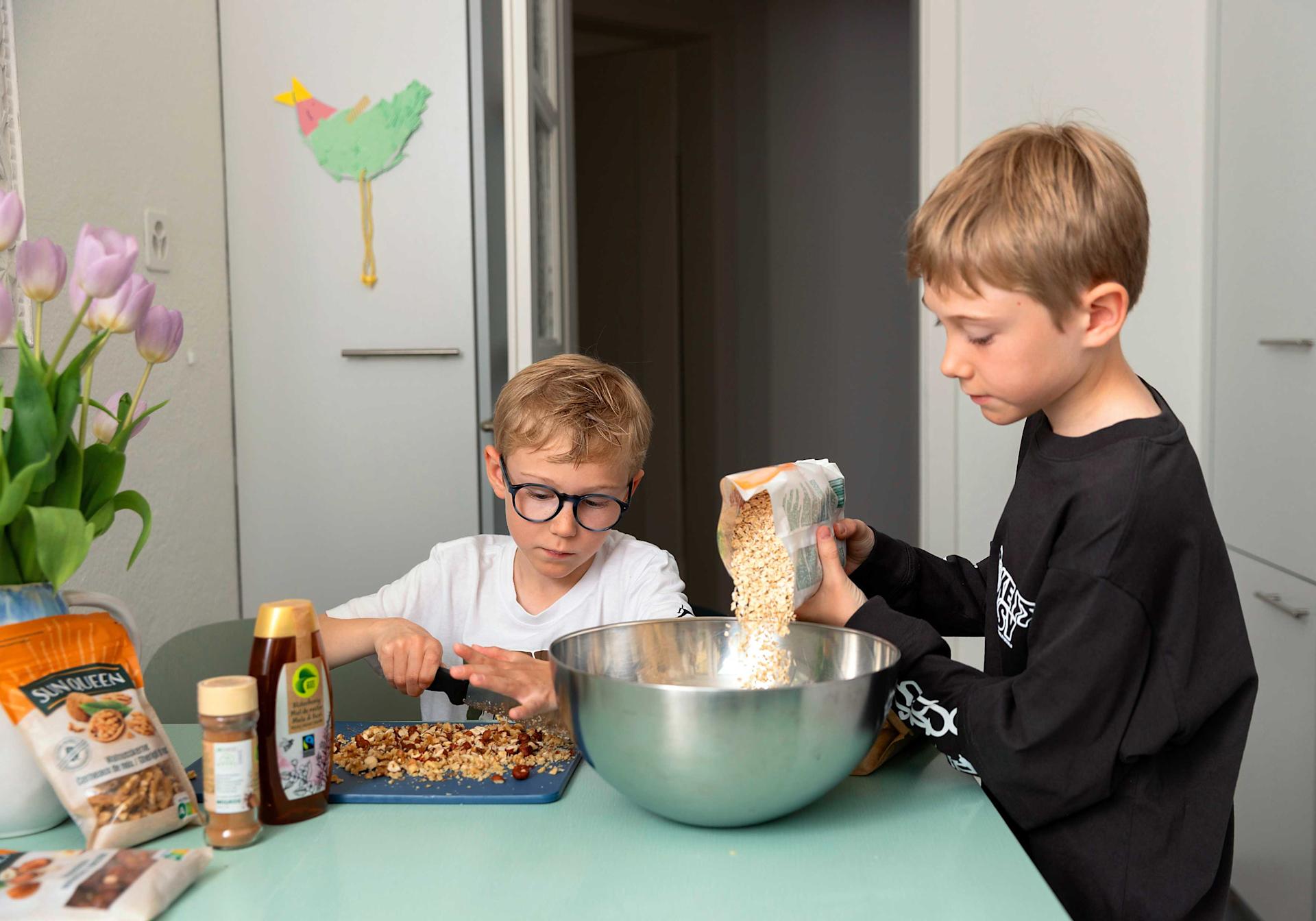 Die beiden Buben der Autorin helfen in der Küche mit.