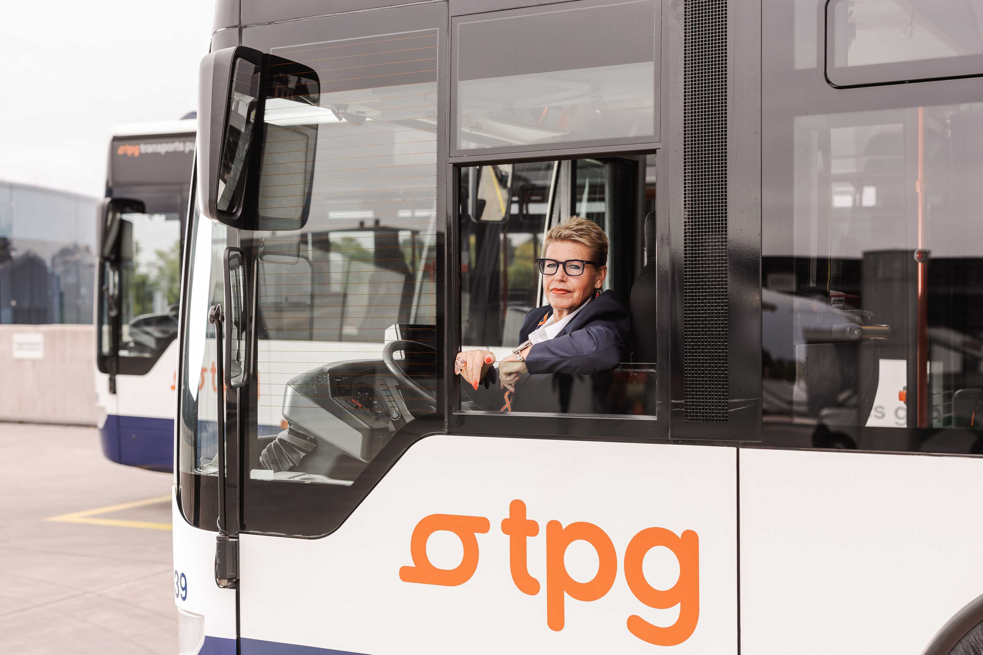 Sylvie Allamand siede nell'autobus e guarda fuori dal finestrino.