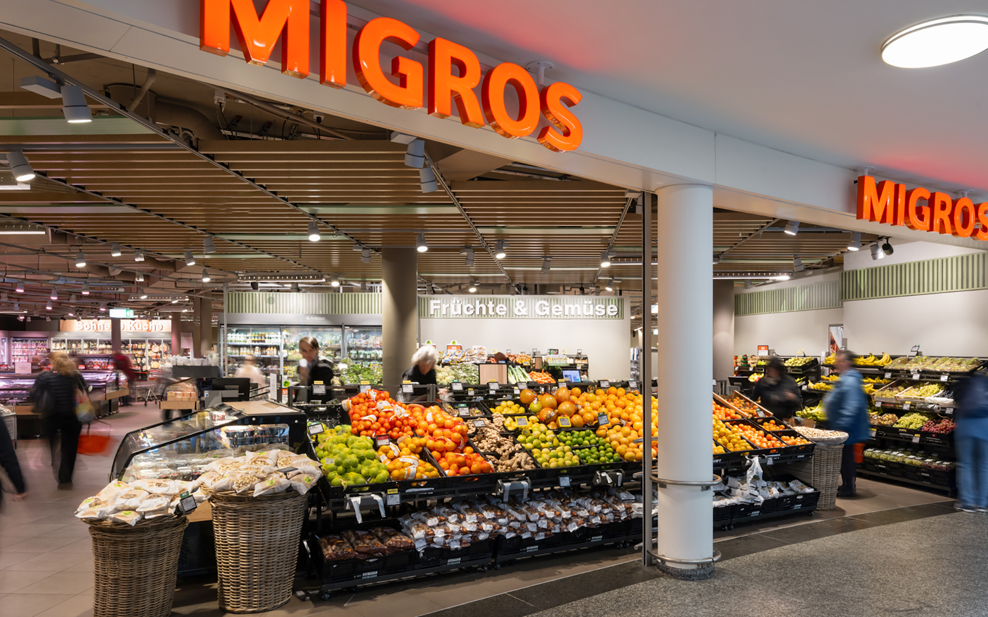 Eingang der erneuerten Filiale in Laufen.