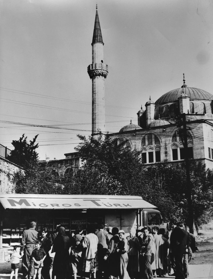 Kunden am Verkaufswagen der Migros Türk (ca. 1955).  [MGB_Dok_Fo_046466]