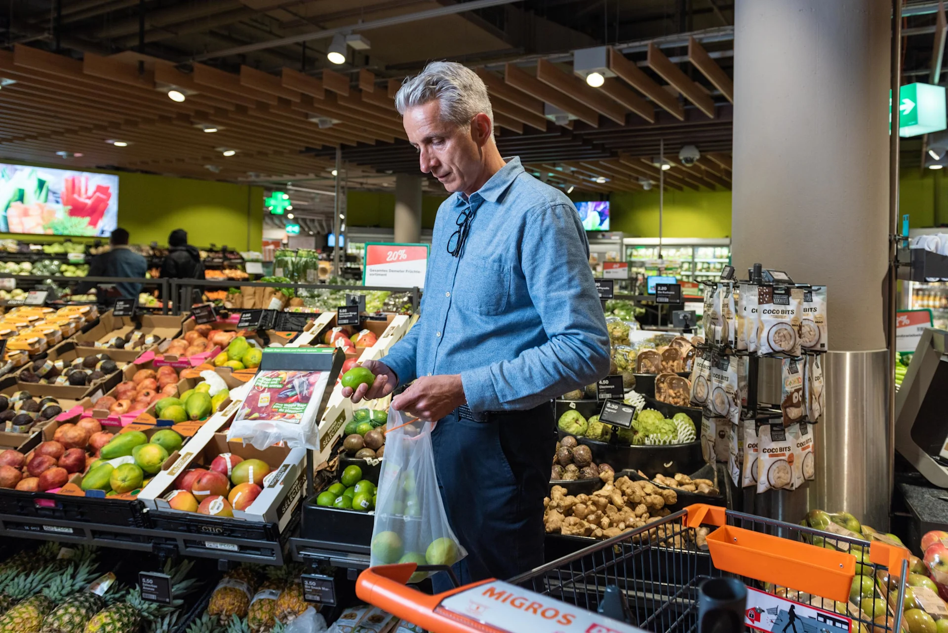 Philippe beim Limetten abpacken mit dem Veggie Bag