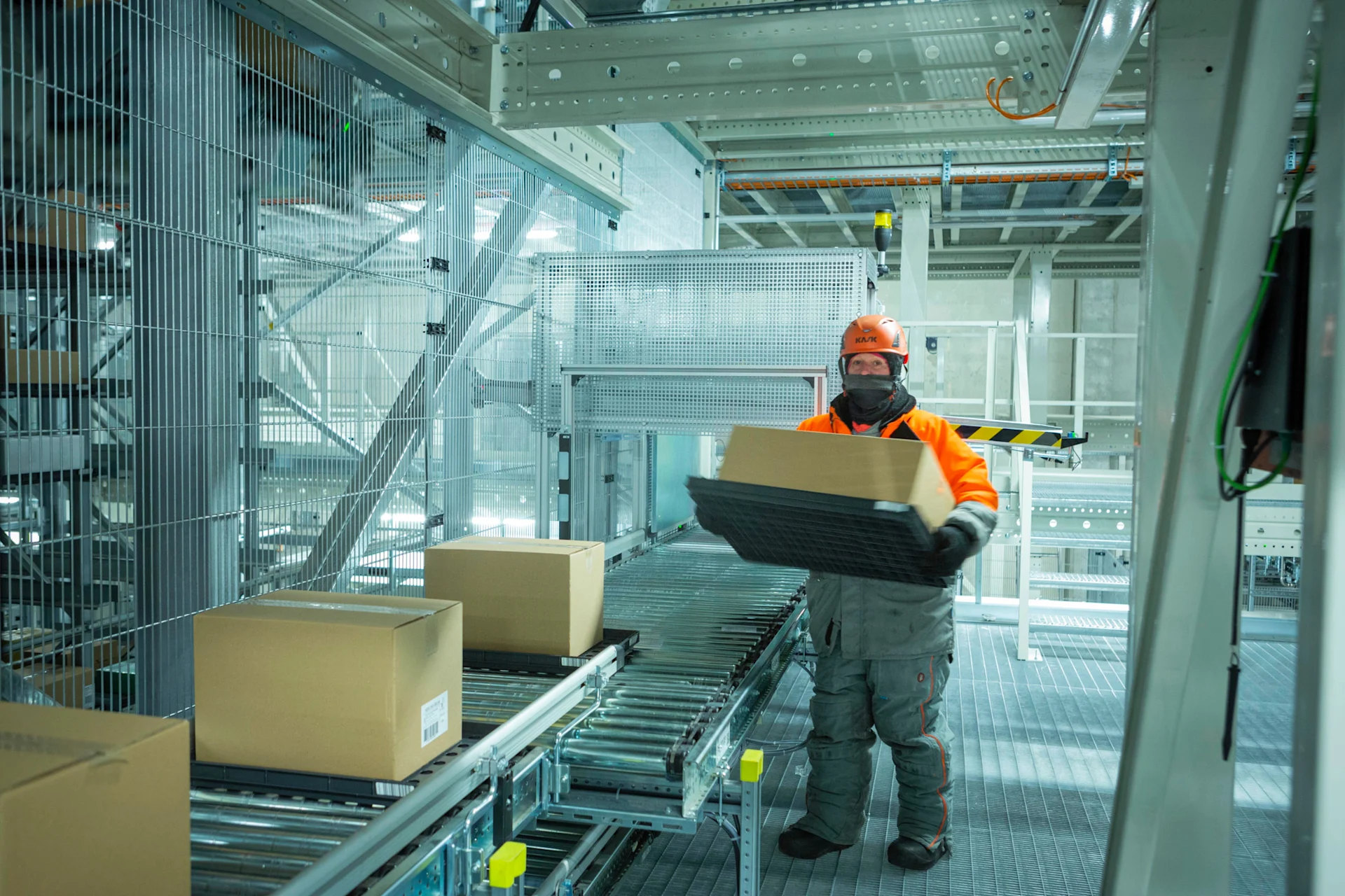 Spostare pacchi a -26 °C: quotidianità lavorativa per Claudia Sollberger.