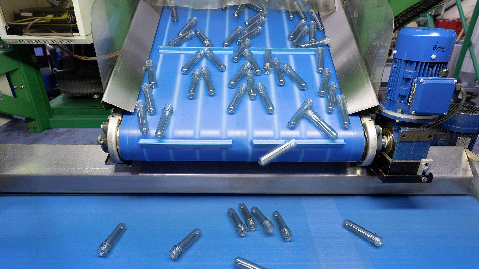 Les préformes pour bouteilles de sirop Migros sortent de la chaîne de production. Elles sont constituées à 100% de PET recyclé.