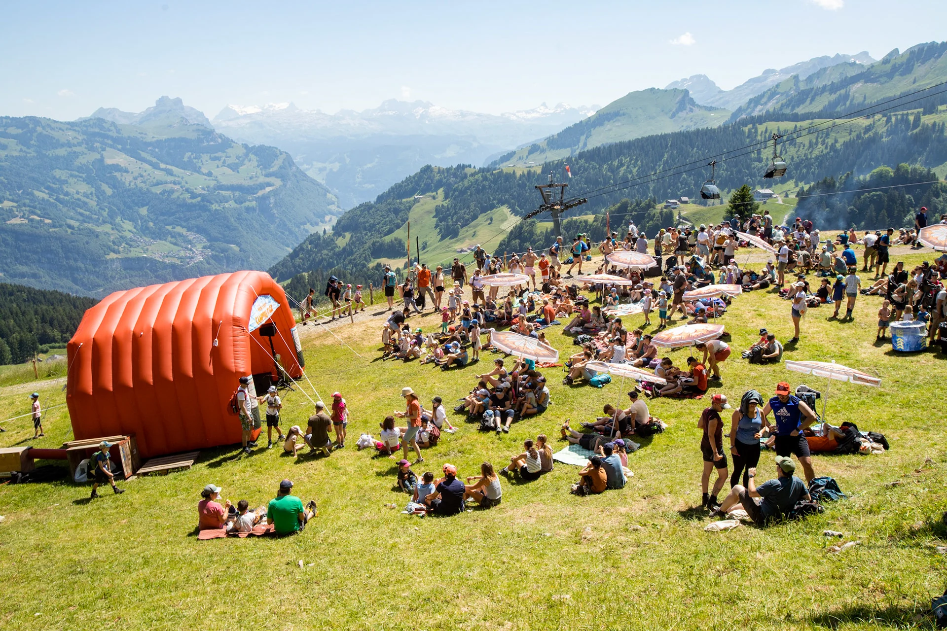 Palco da concerto e pubblico su un prato in montagna