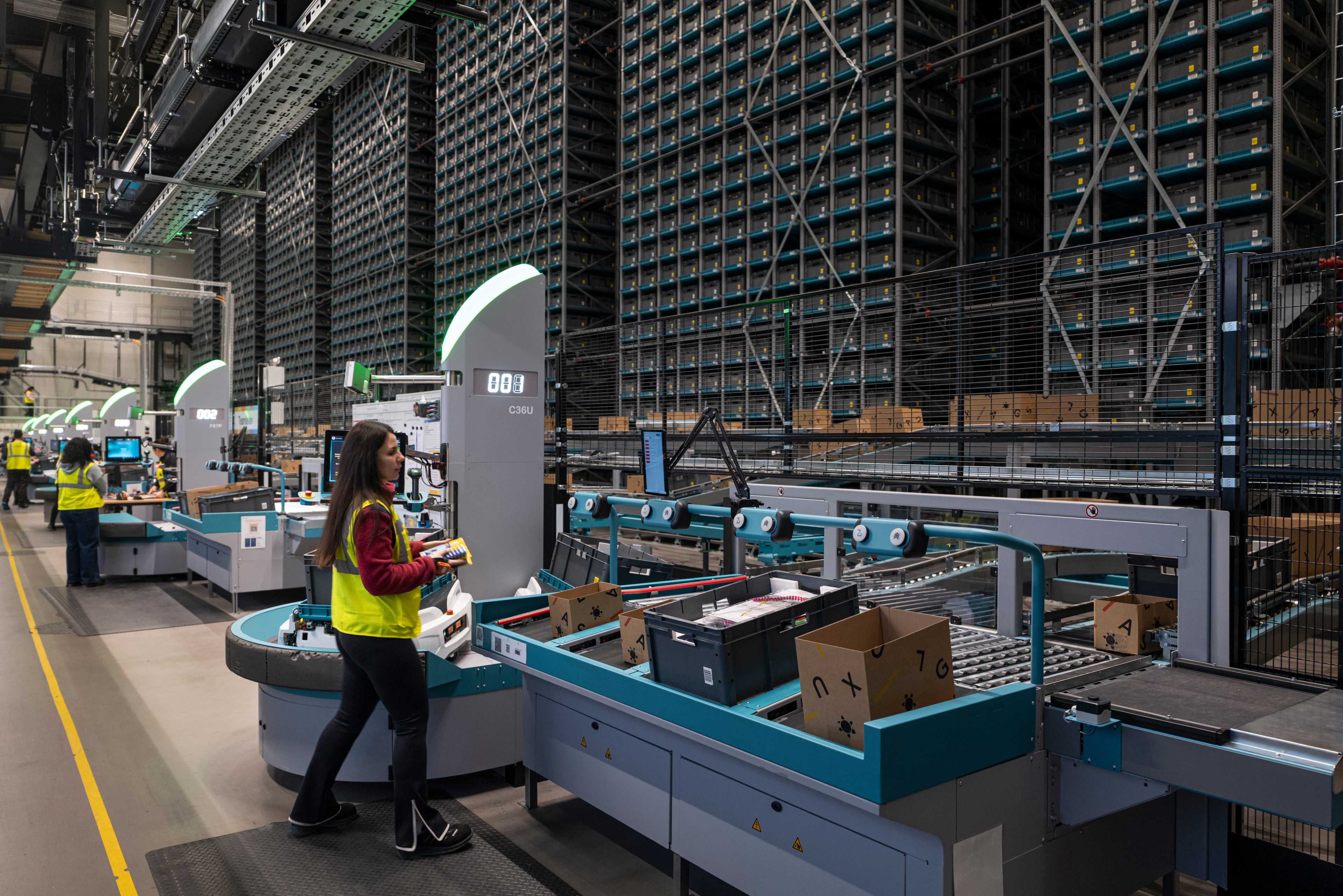 Automatisiertes Zentrallager von Digitec Galaxus.