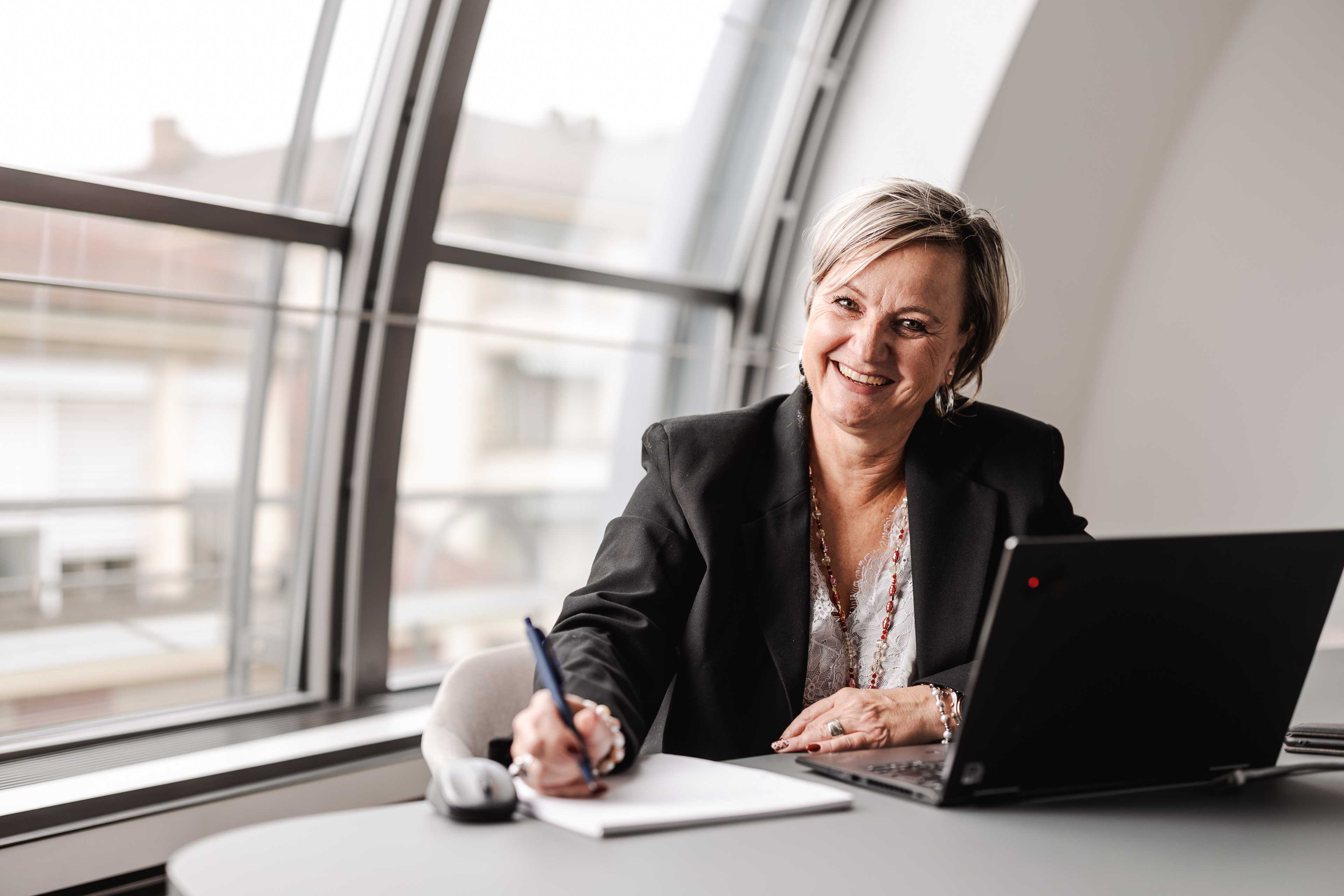 Nancy Gaudin siede alla scrivania di un ufficio