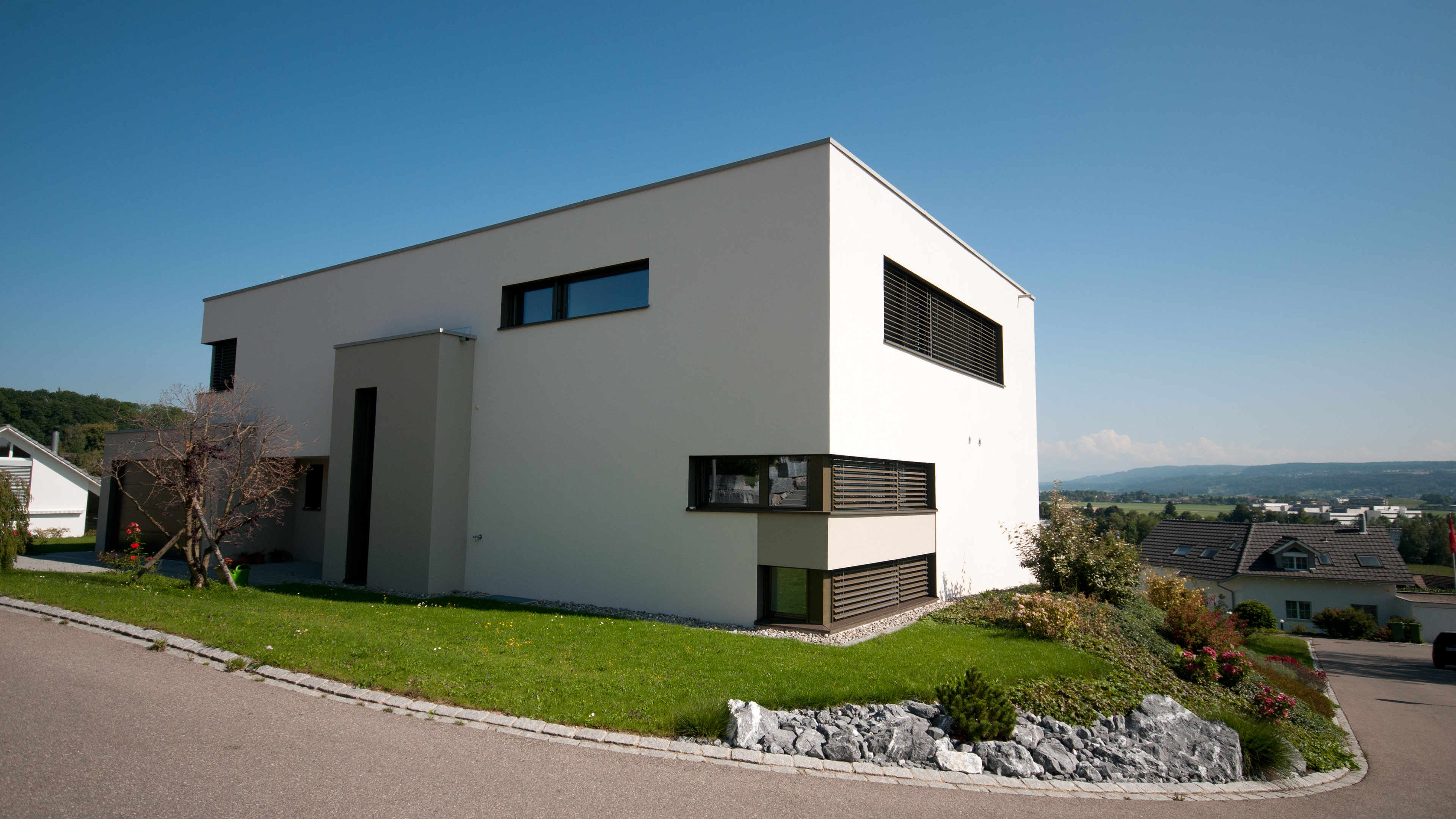 Modernes Einfamilienhaus an einer ruhigen Quartierstrasse
