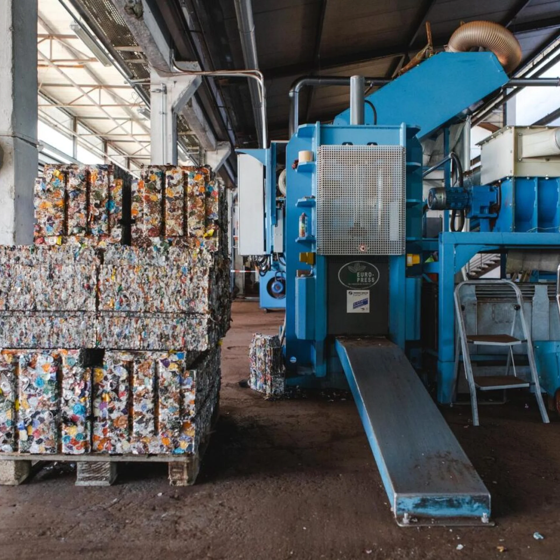 I rifiuti vengono pressati in balle nei centri operativi.