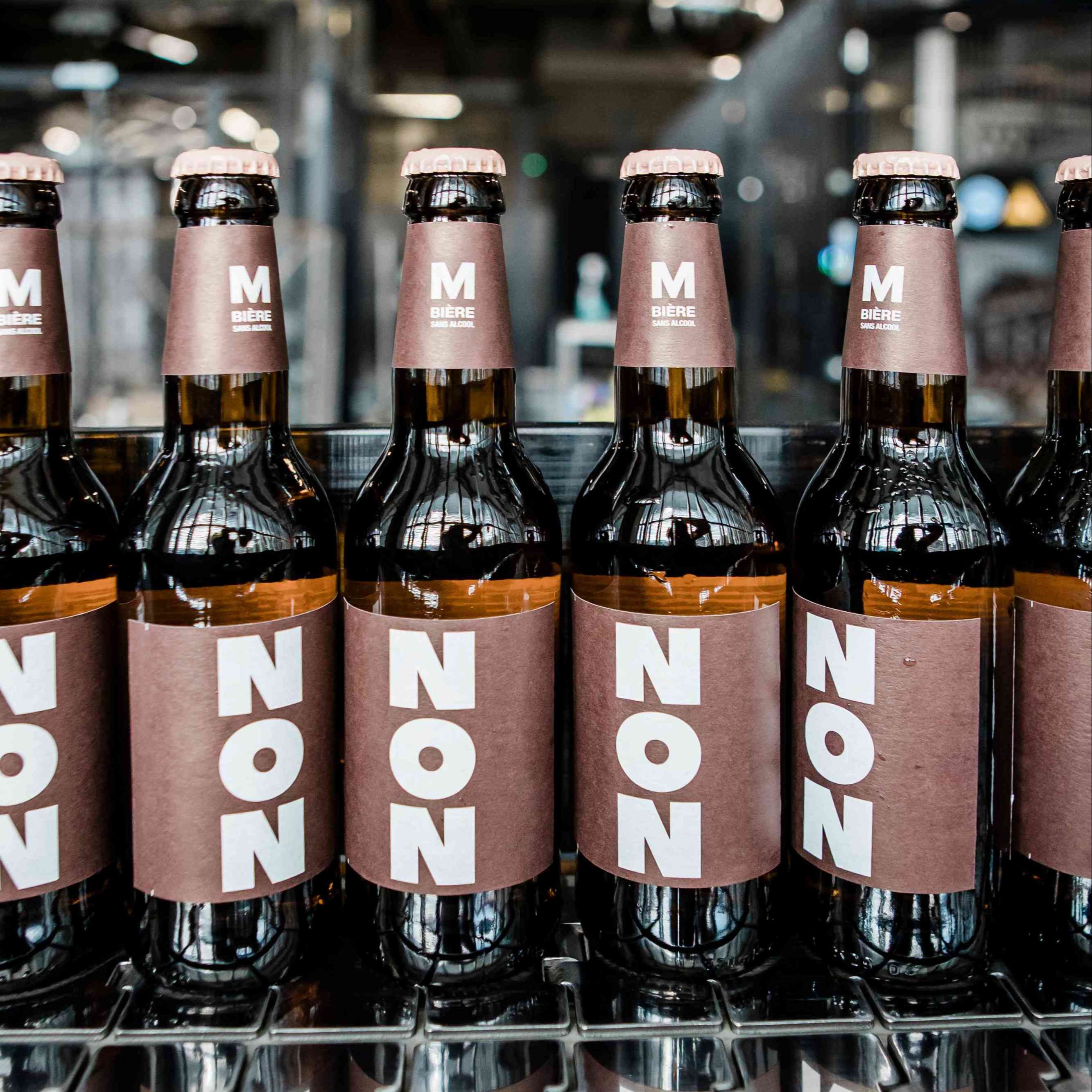 Viele Non-Bier Flaschen in einem Regal