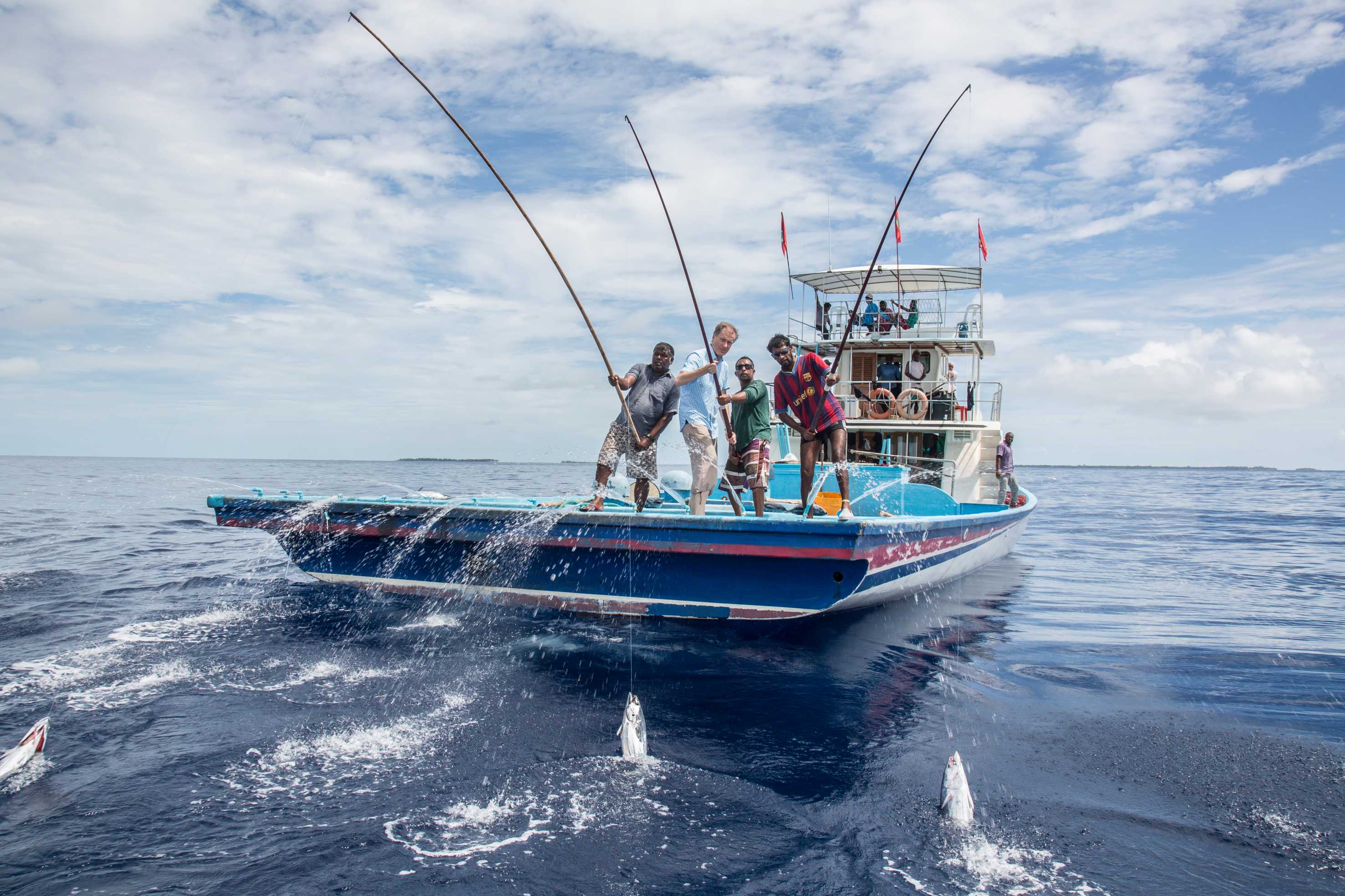 Herbert Bolliger debout sur un bateau, participe à la pêche au thon.