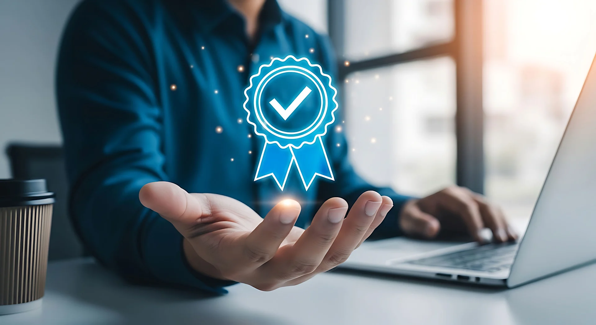 Un homme sur un laptop fait aparaître un icon de certification de sa main droite