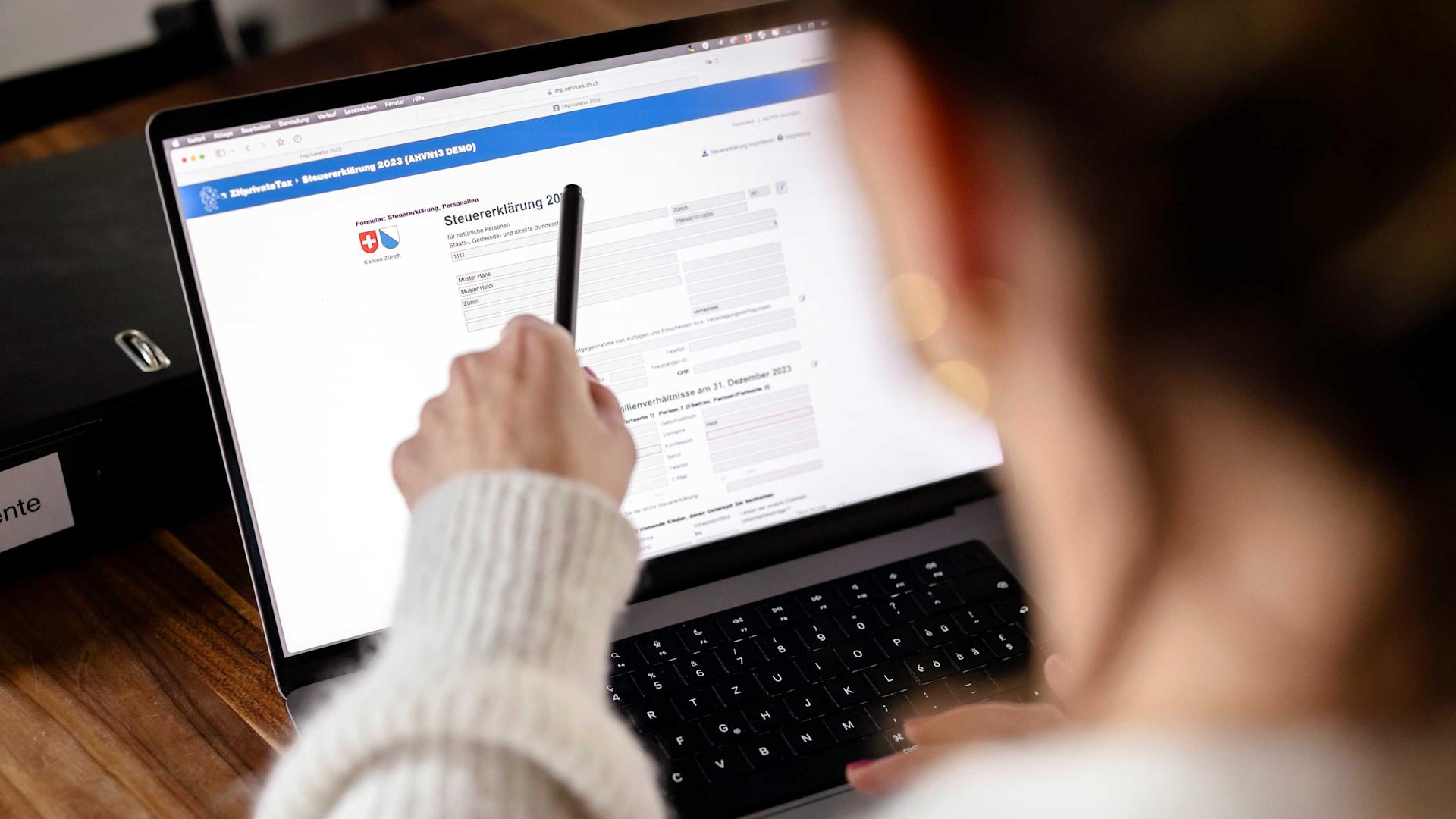 Eine Frau füllt am Laptop die Steuererklärung des Kanton Zürichs aus