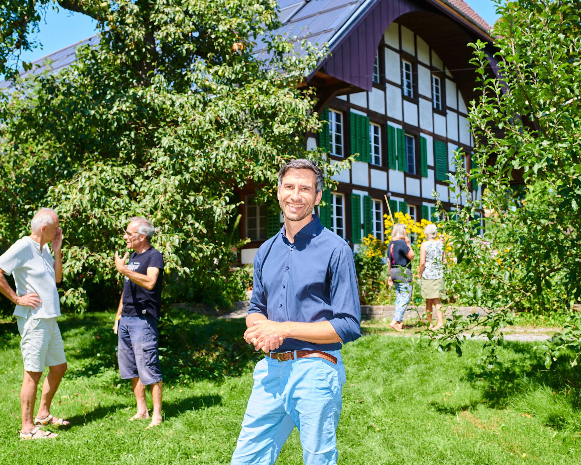 Raffael Wüthrich steht vor einem grossen Bauernhaus