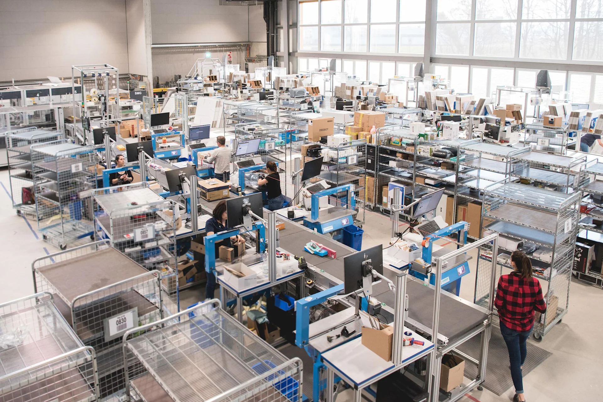 Blick von oben auf die Verpackungsstationen im Galaxus Zentrallager in Wohlen