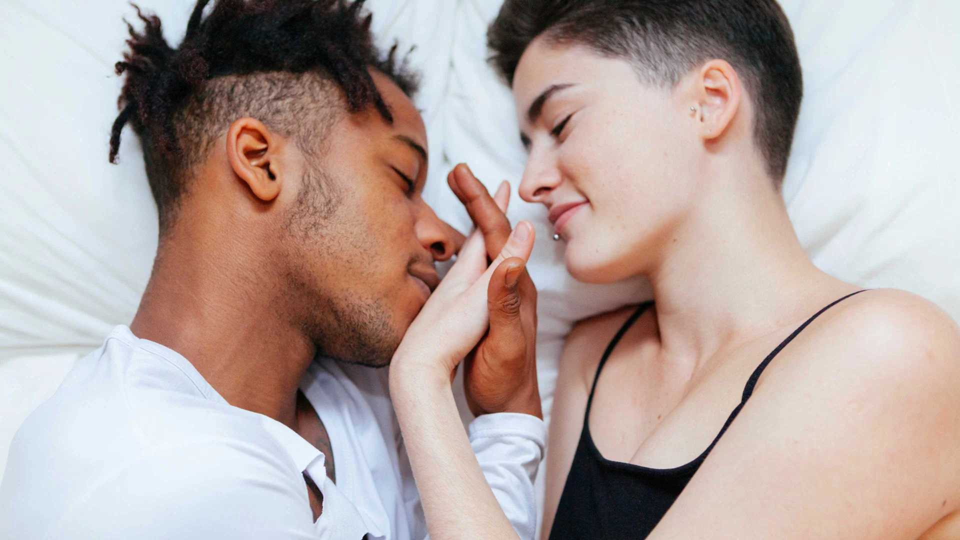 Ein junger Mann küsst die Hand einer jungen Frau.