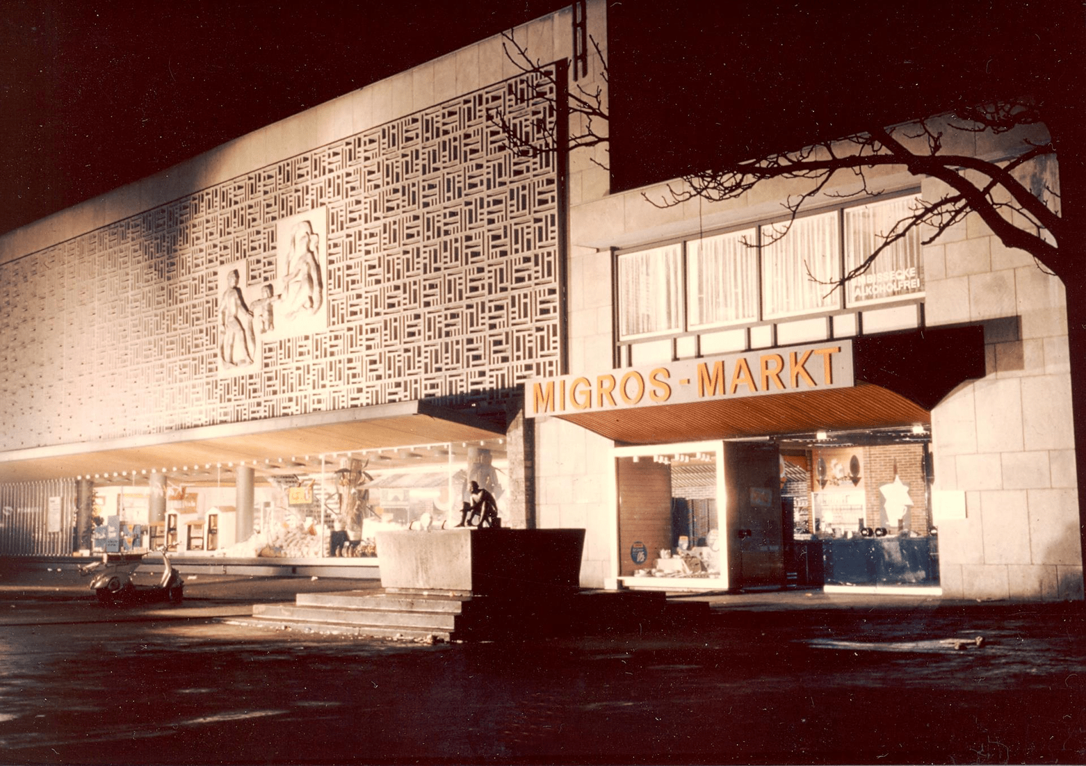 7-ZH-Oerlikon-Marktplatz-aussen-Nacht-farbig_28