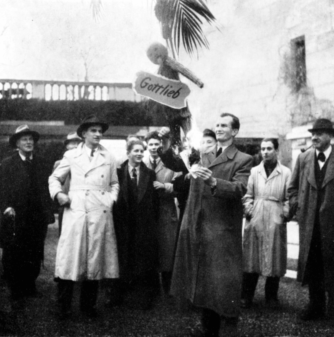 1-1945_44-Puppenverbrennung