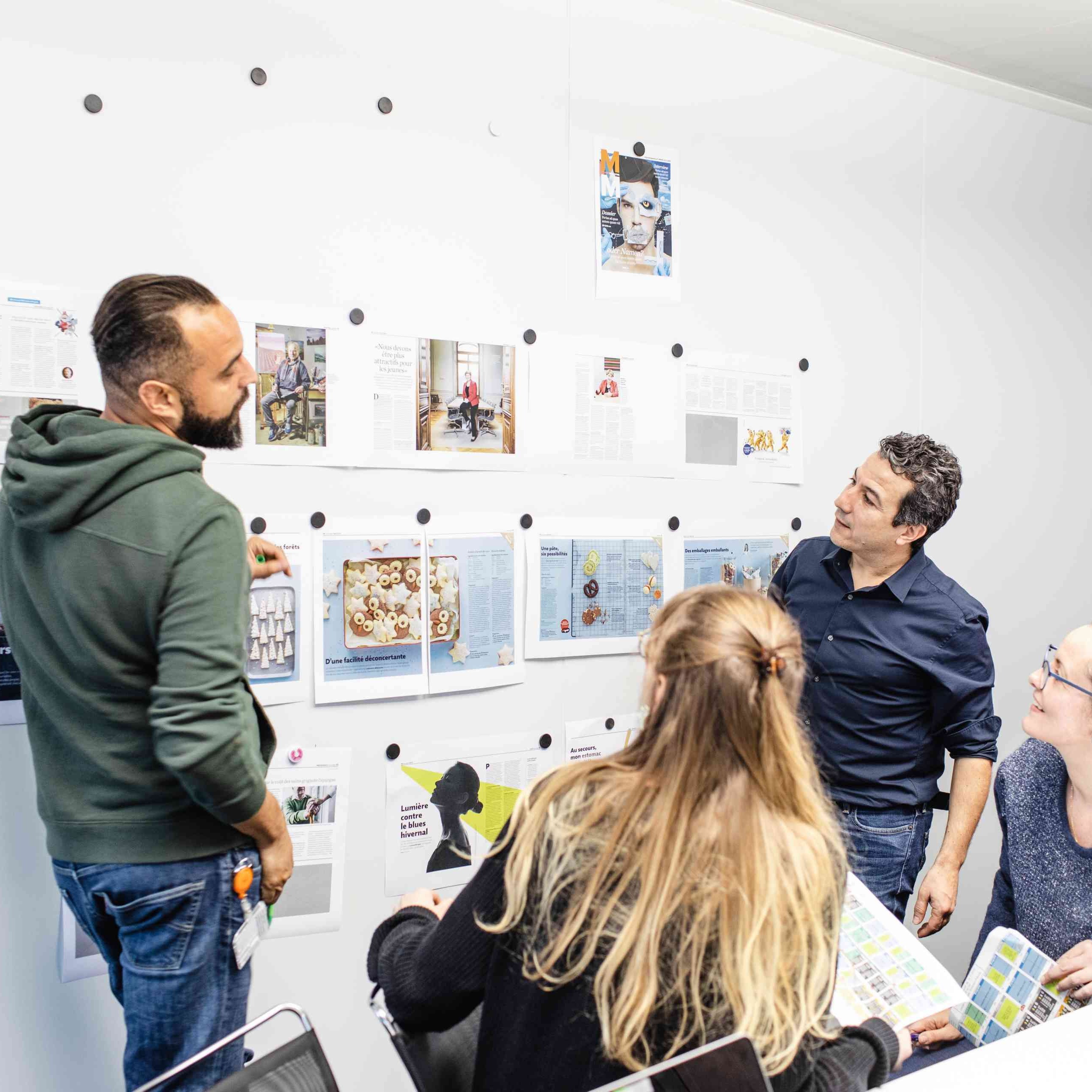 Il team editoriale discute i contenuti della rivista durante una riunione