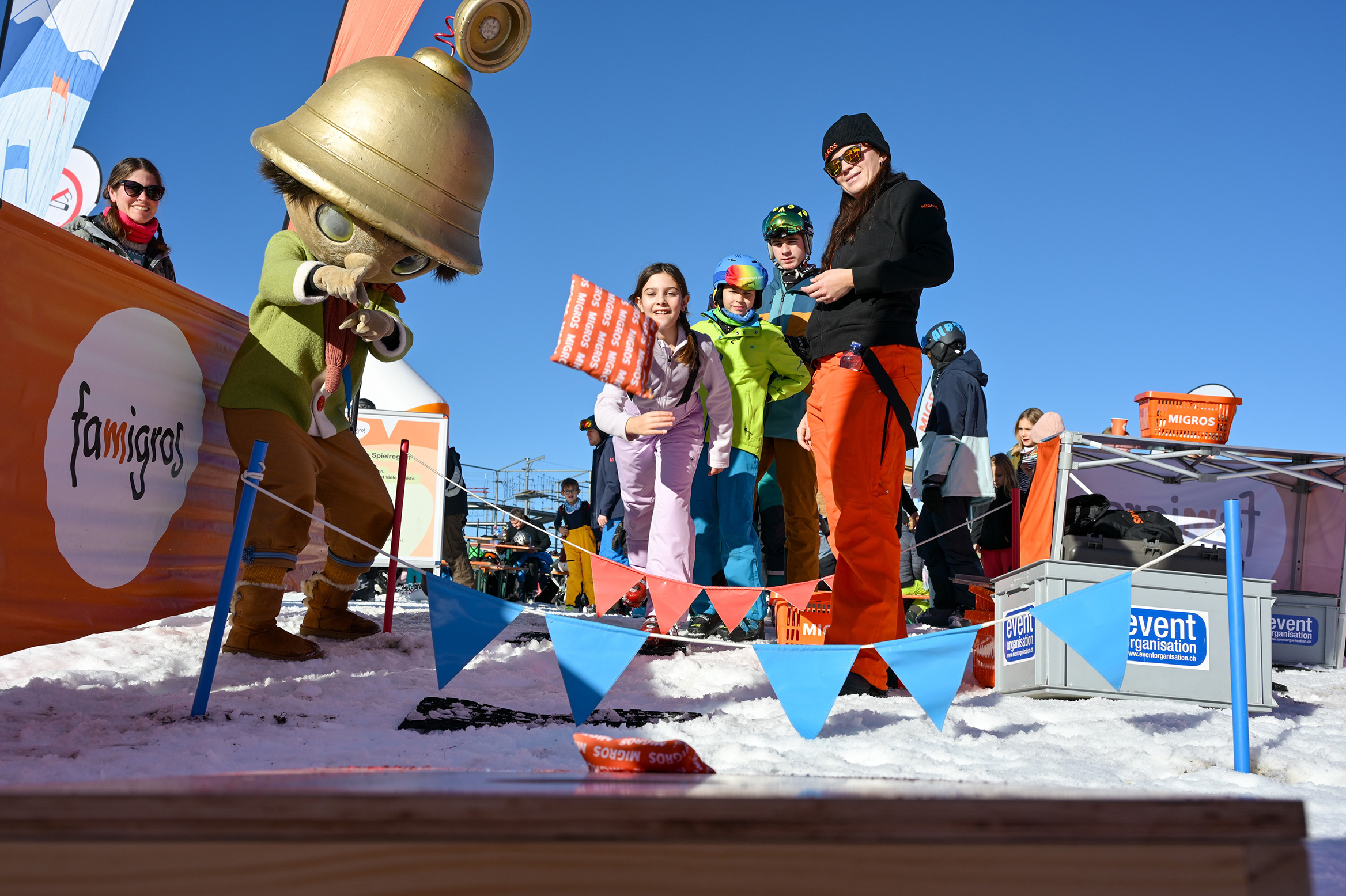 Ein Mädchen spielt ein Wurfspiel am Migros Ski Day in Flumserberg 2025.