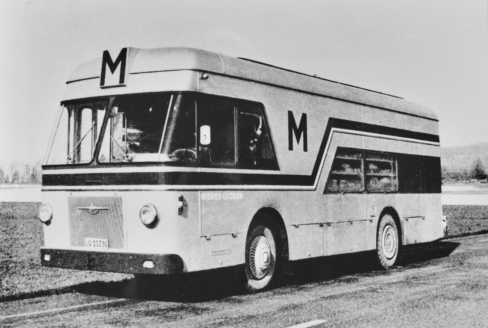 Erster Verkaufswagen mit Selbstbedienung der Migros (1960).  [MGB_Dok_Fo_054662]