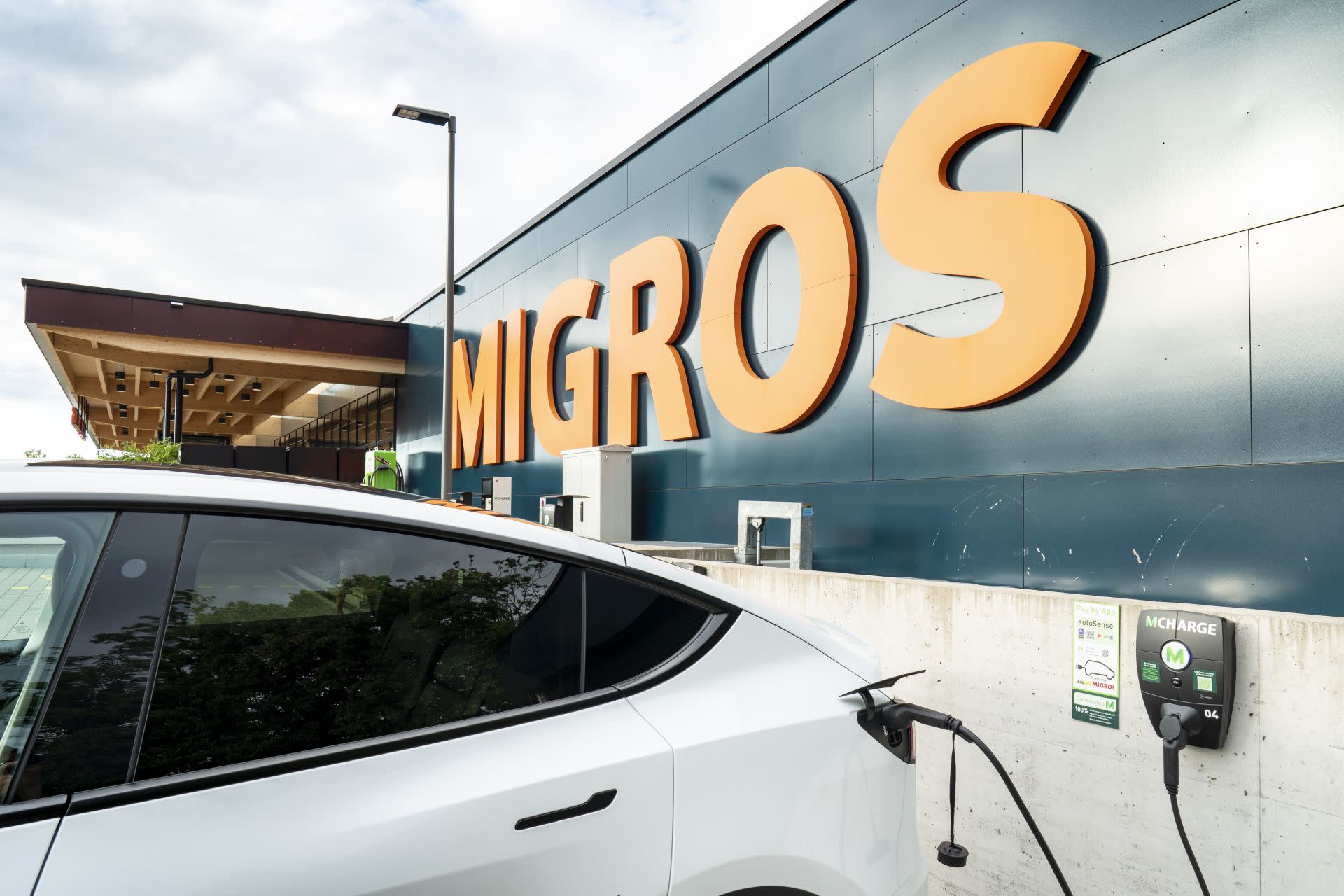 Una stazione di ricarica elettrica di fronte alla filiale Migros