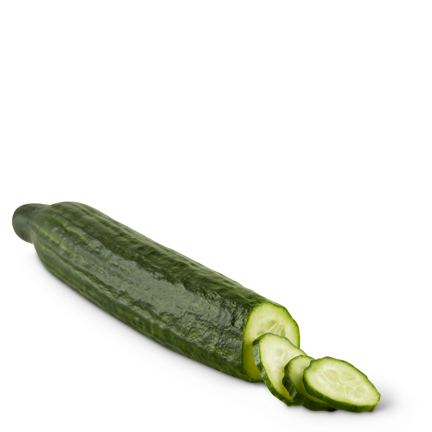 Eine frische grüne Salatgurke mit ein paar abgeschnittenen Scheiben auf weissem Hintergrund – knackiges Gemüse für Salate und kalte Gerichte.