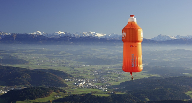 Hot air balloon in the shape of a Handy bottle