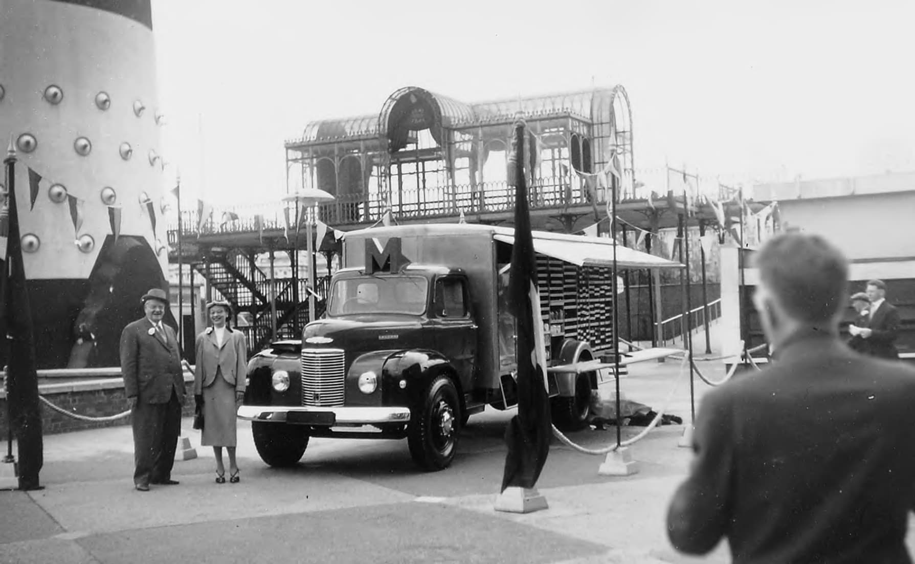 Gottlieb Duttweiler vor dem ersten Verkaufswagen der Migros Türk (ca. 1954).  [MGB_Dok_Fo_112513]