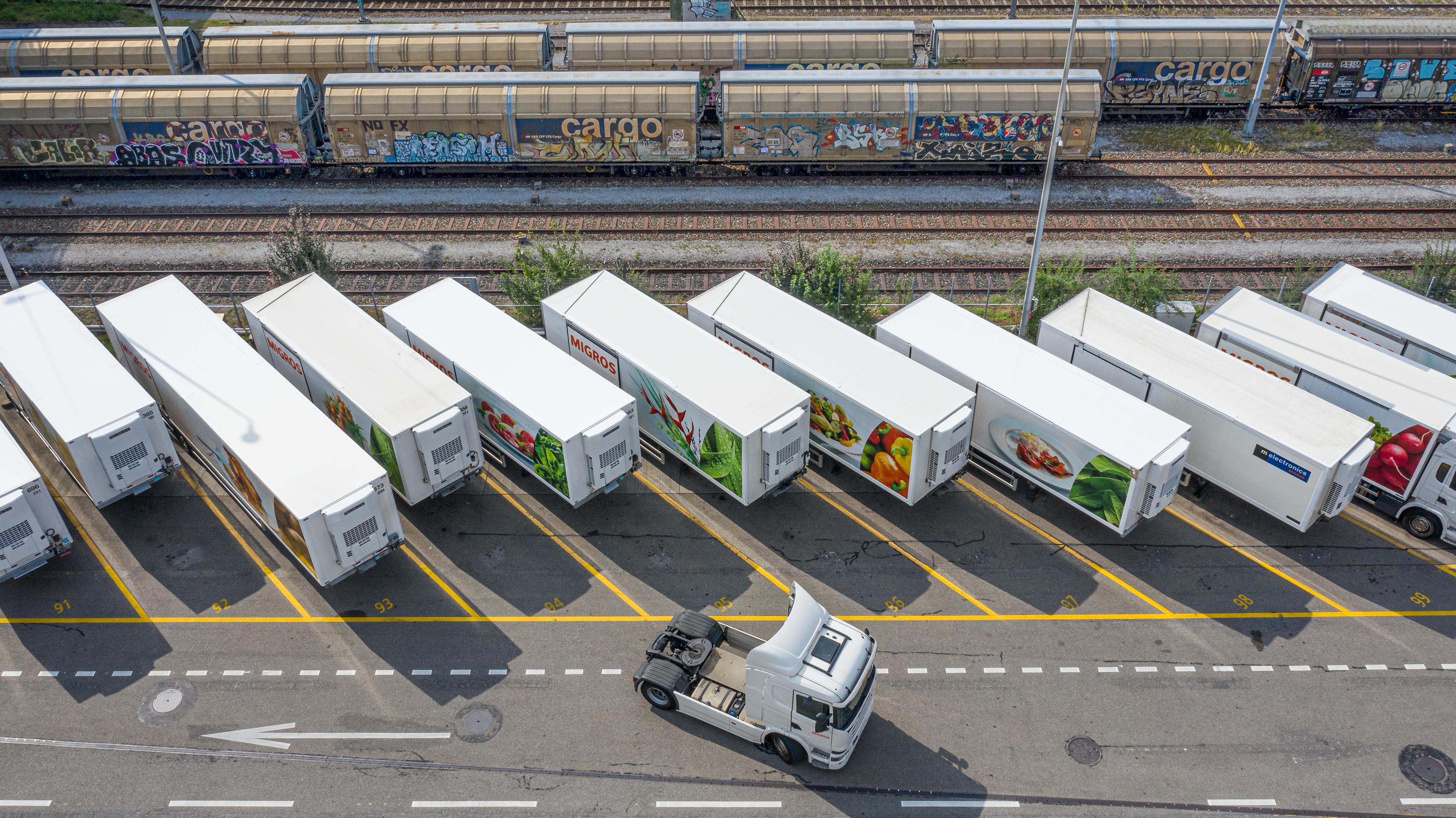 Un camion bianco della Migros a propulsione a idrogeno.