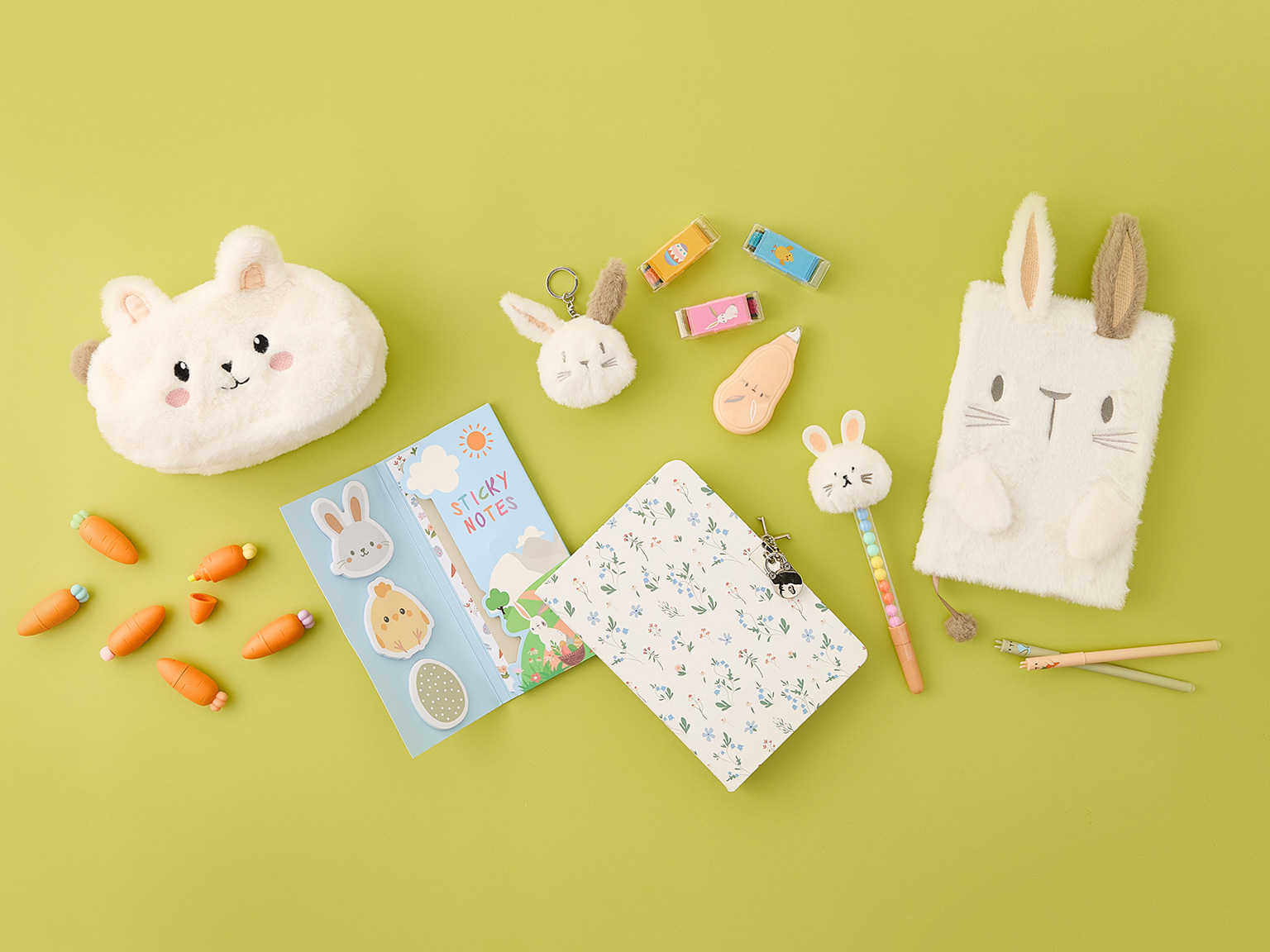 Articoli di cartoleria pasquali su uno sfondo verde chiaro